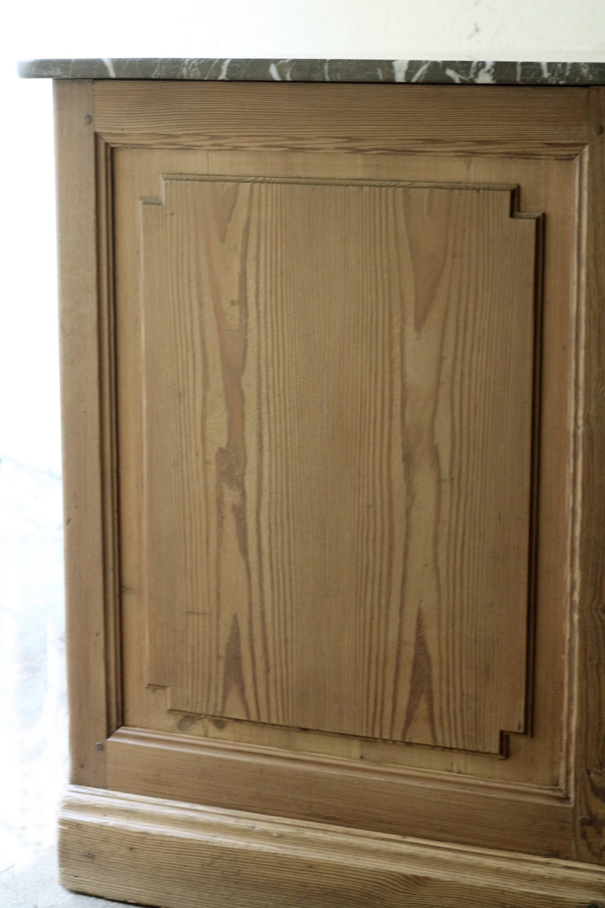 Exceptional pharmacy counter in solid pine and marble (19th century).