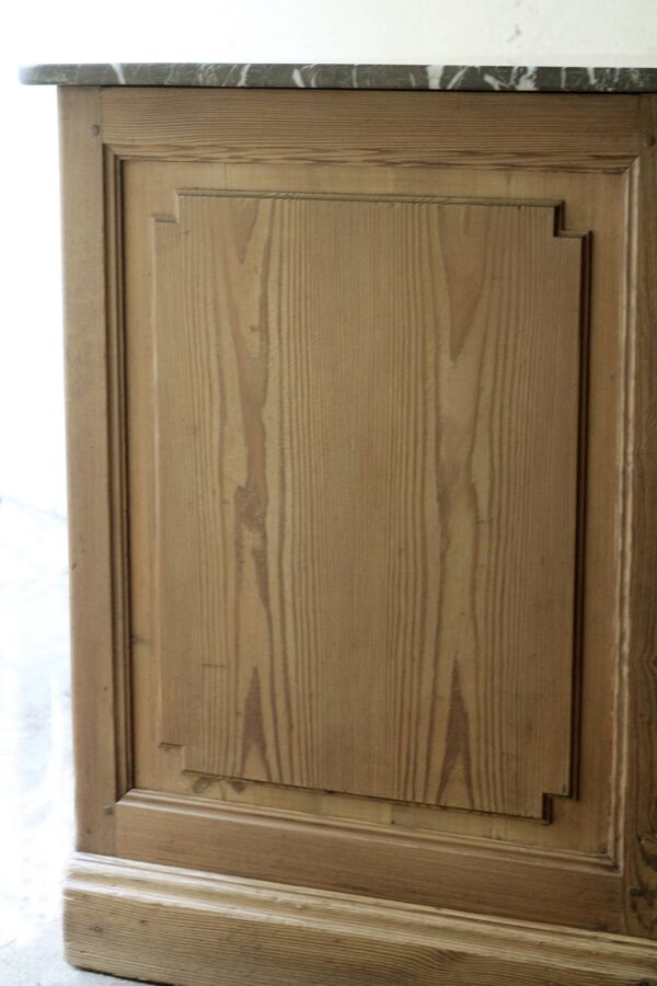 Exceptionnel comptoir de pharmacie en pin massif et marbre (19eme).