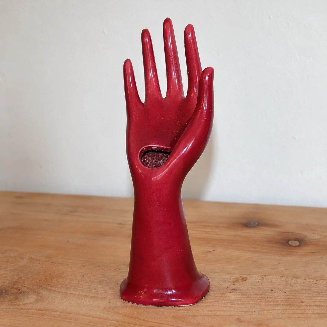Main soliflore vintage en céramique rouge framboise