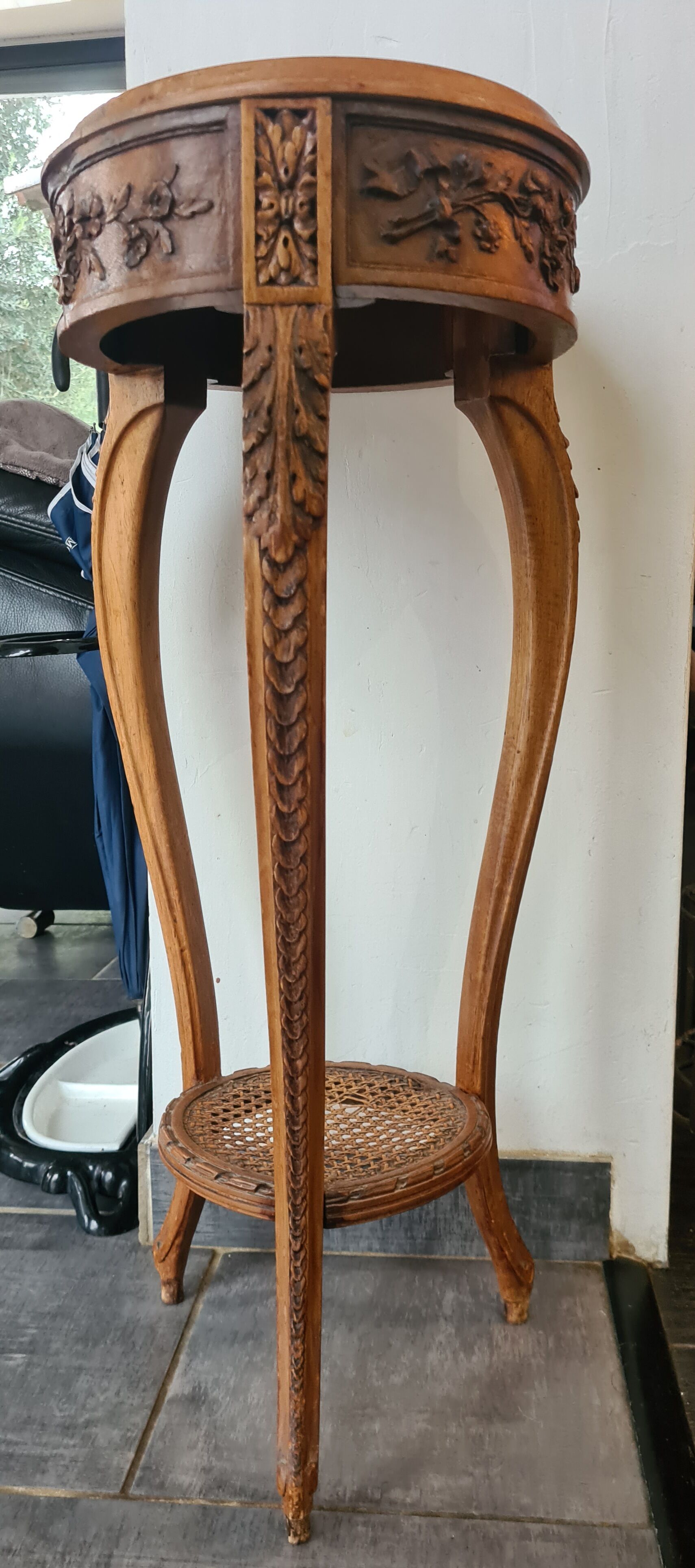 Walnut selette with tripod feet 1900s era
