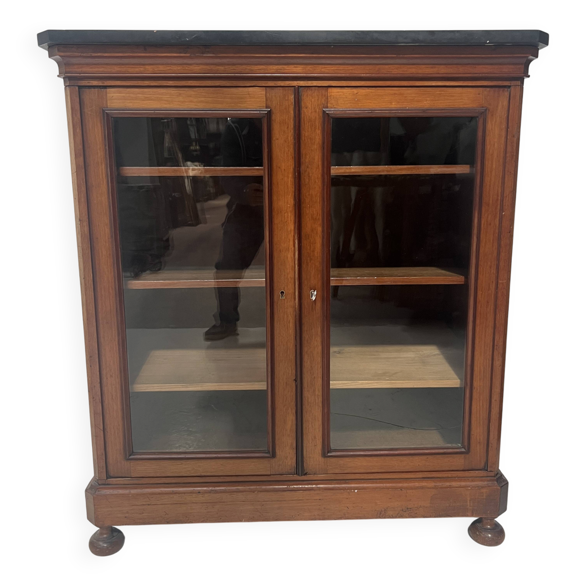 Display cabinet at counter height in mahogany and veneer, 19th century.