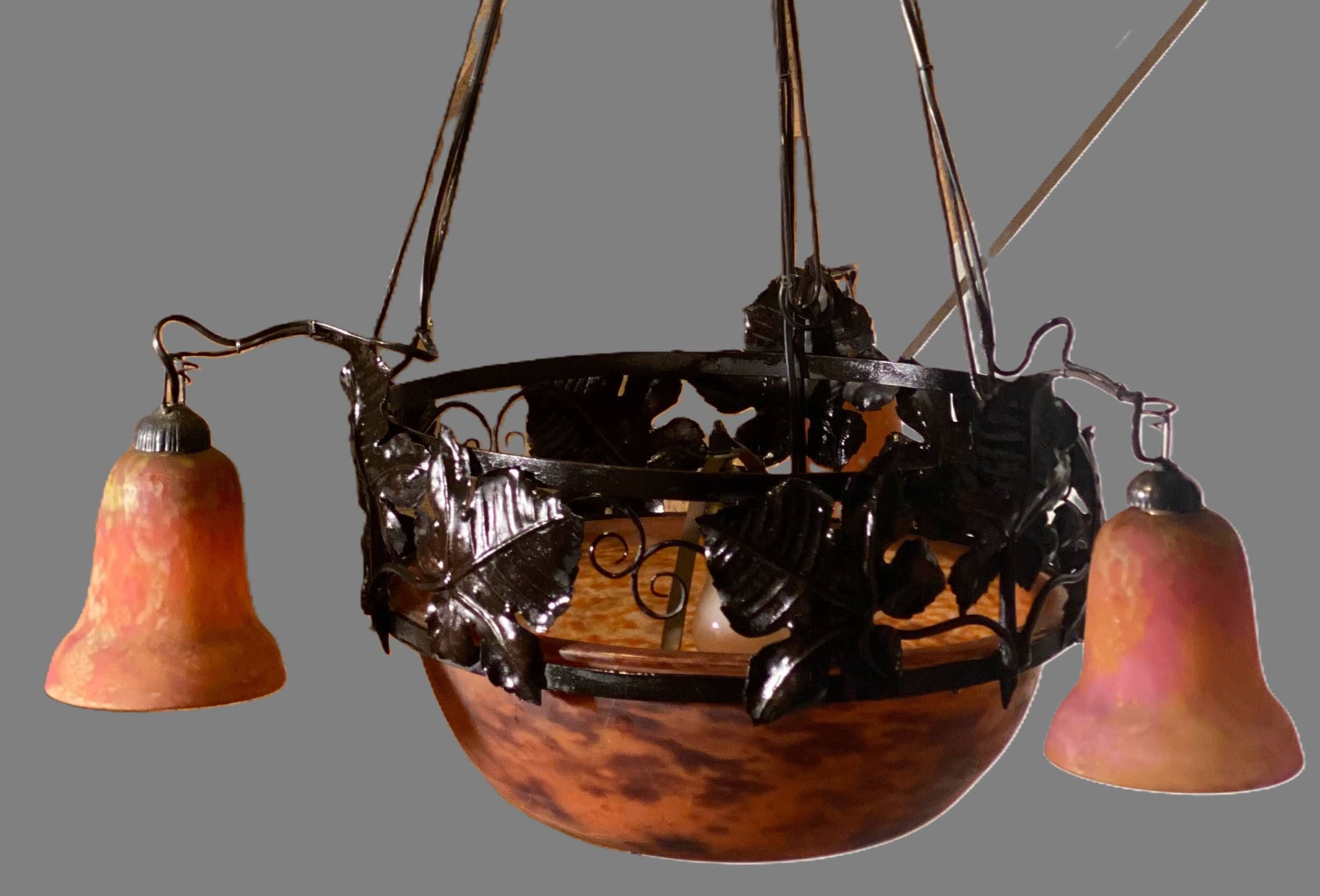 Lustre Art nouveau 3 tulipes et vasque en pâte de verre, signé Daum Nancy
