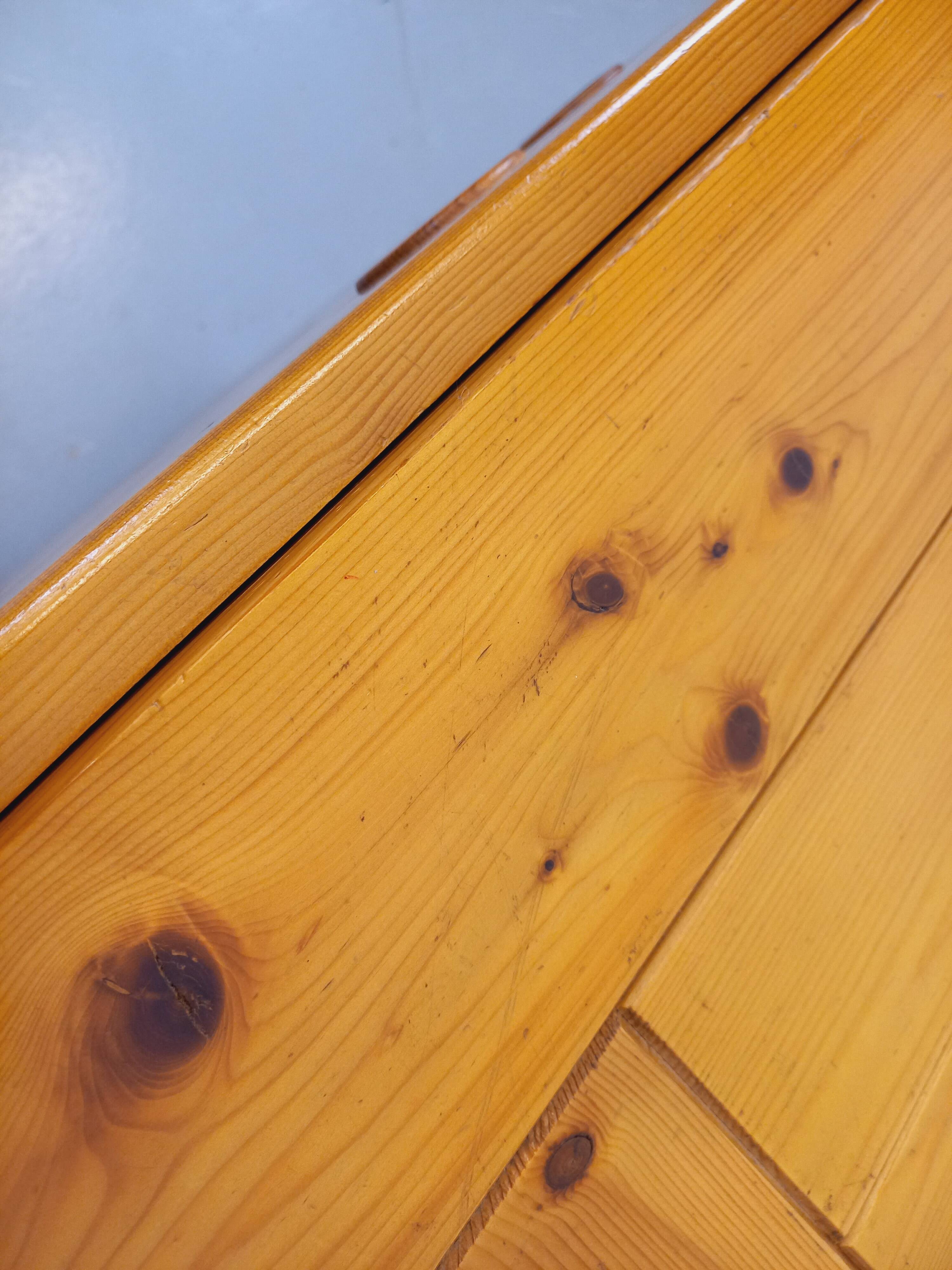 Meuble de rangement sélectionné par Charlotte Perriand Les Arcs vintage en pin des années 60 70