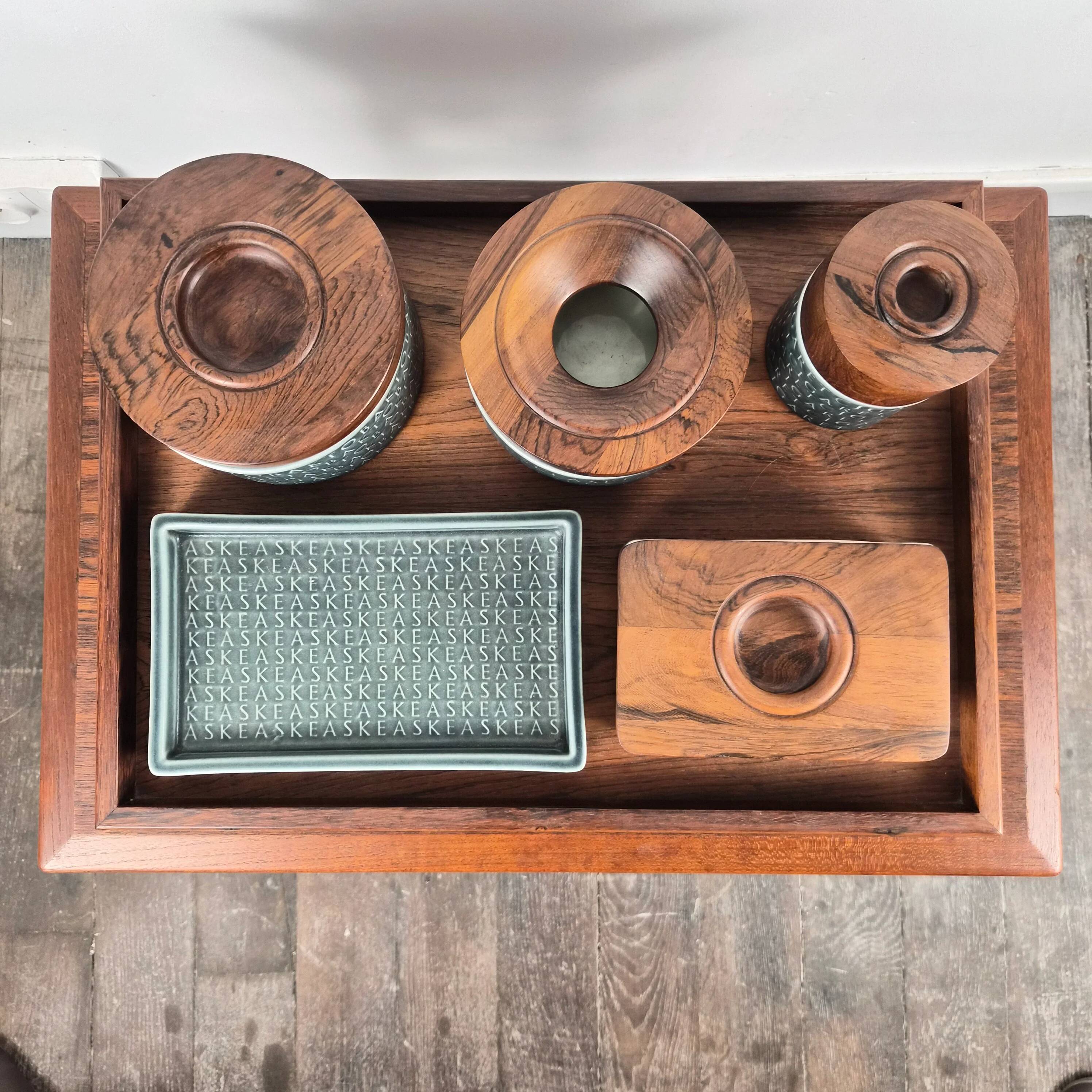 Ensemble de fumer en bois de rose et céramique émaillée bleue par Jens Quistgaard pour Kronjyden Nissen, Danemark, 1960.