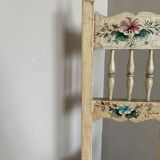 Chaise en bois enfant blanche et fleurie peinte à la main