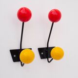 Paire de patères en métal noir et boules en bois rouge et jaune, années 1950