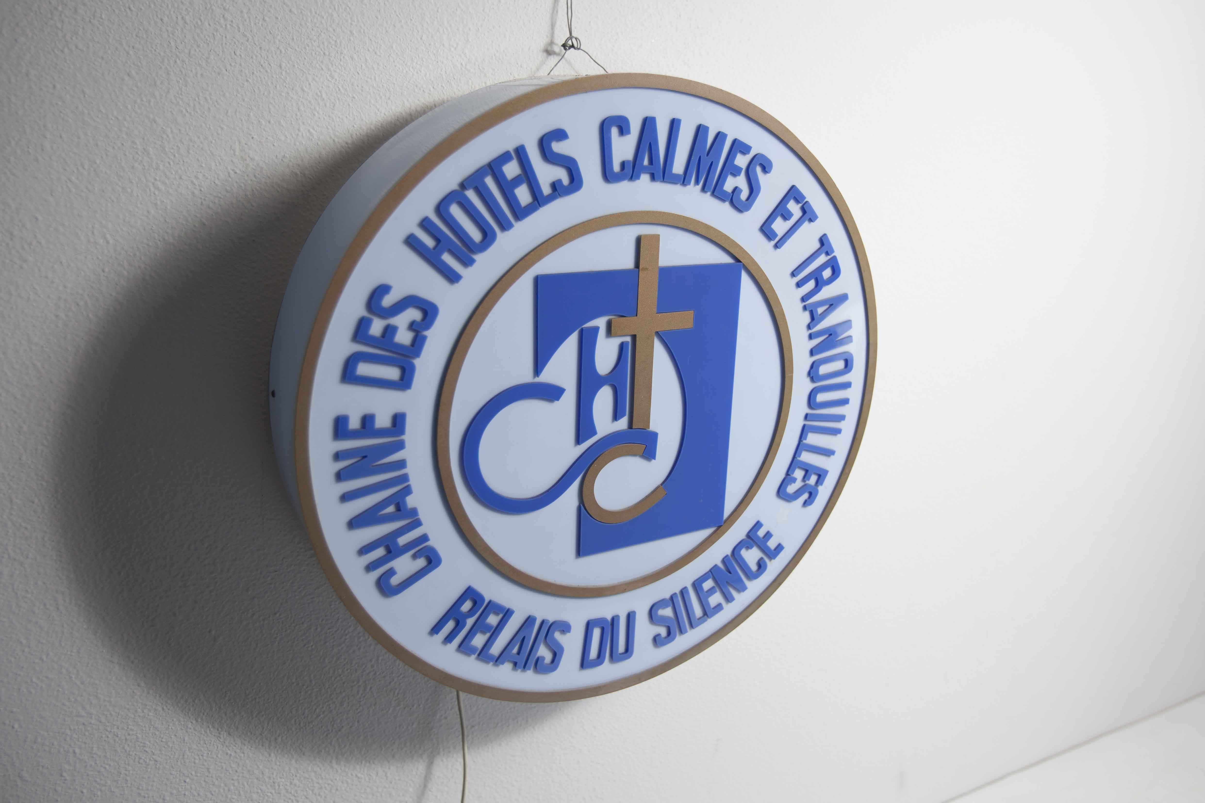 Round blue luminous sign 1970 relay of silence, quiet and quiet hotel