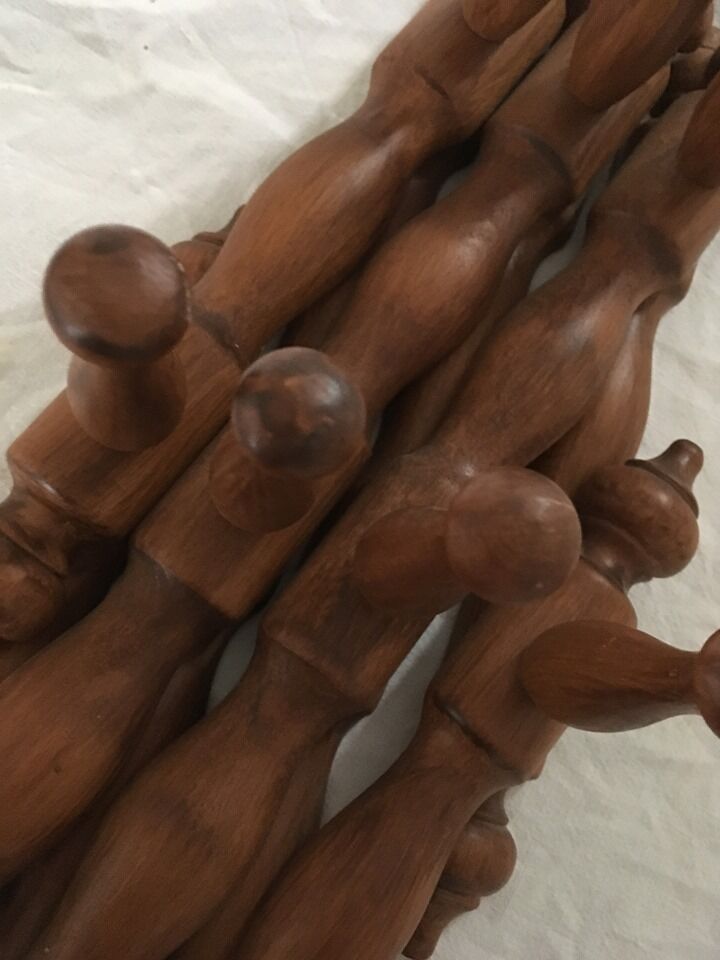 Stretchy wooden wall hanger with ten hooks