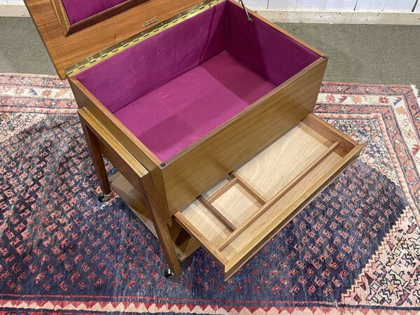 Meuble à couture anglais en acajou des années 70