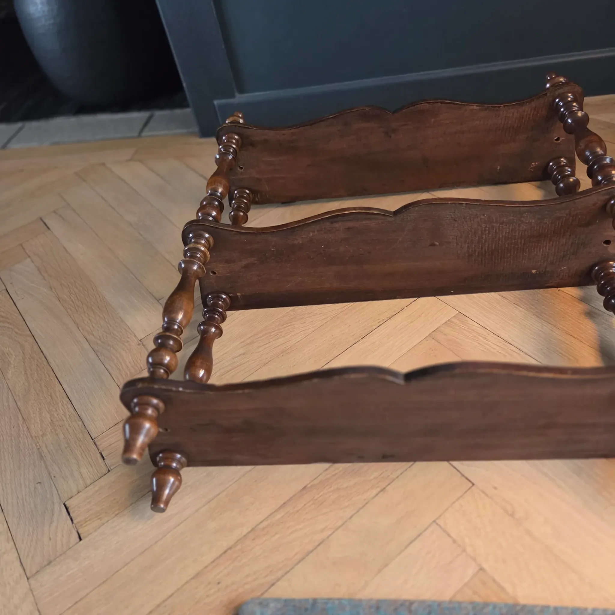 Antique shelf to hang/stand in turned wood - Ref 1464