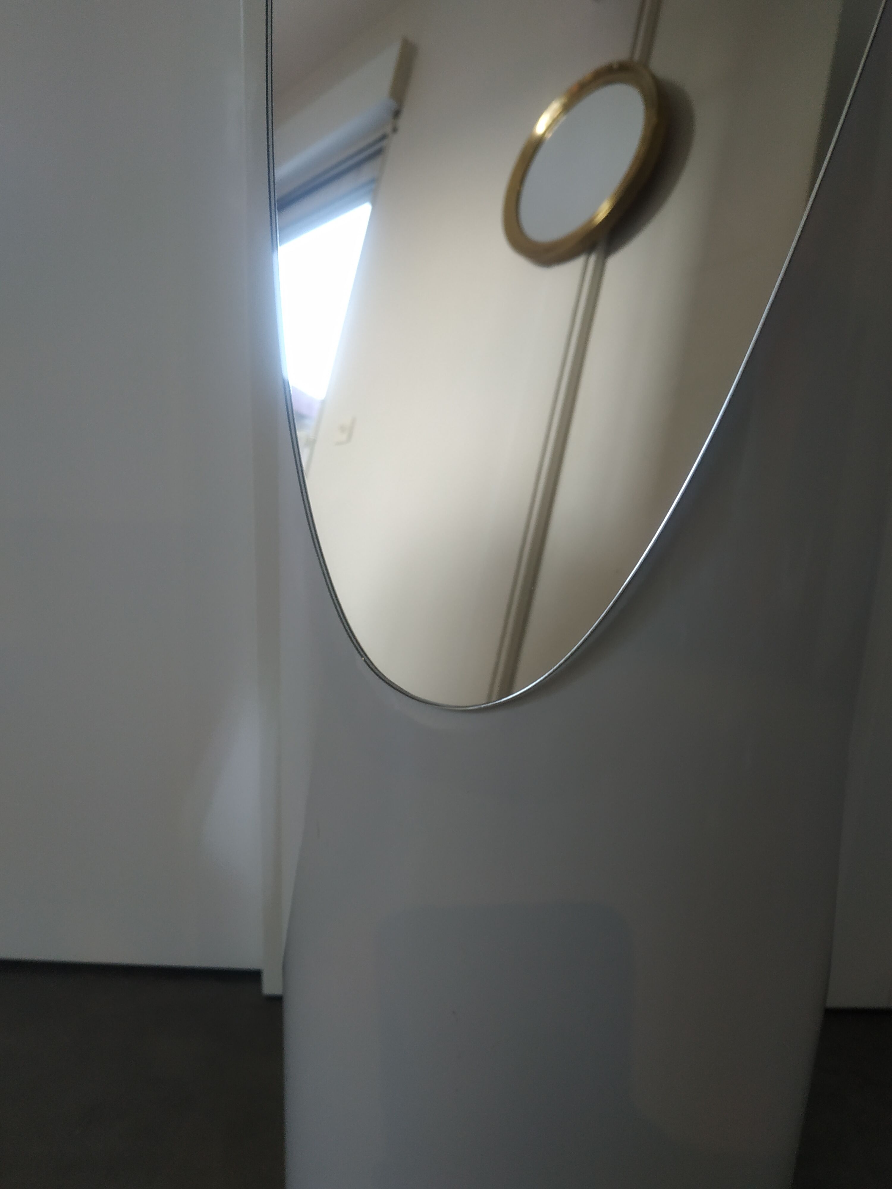 Lipstick style standing mirror