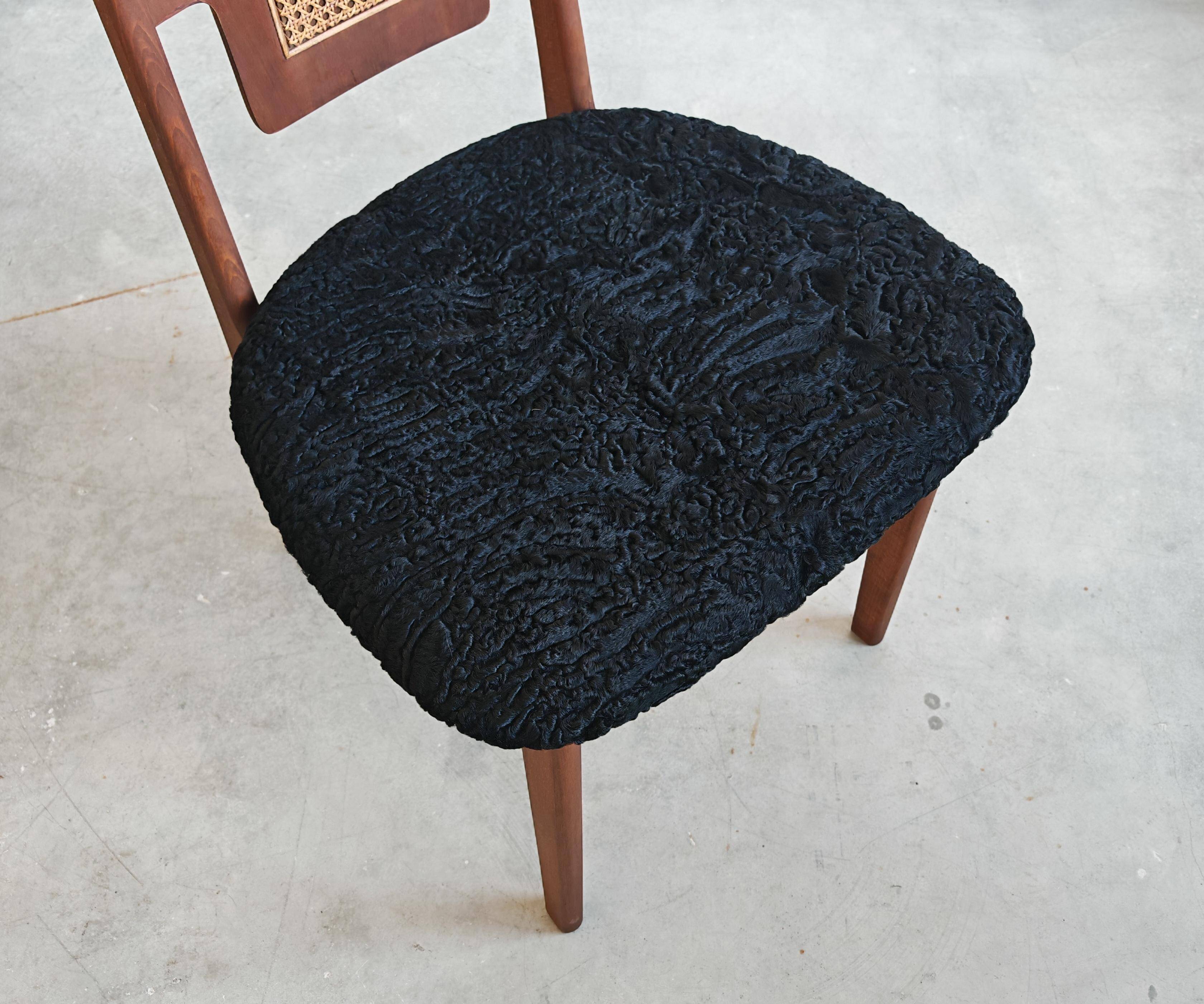 Paire de chaises mid-century en peau d'agneau Astrakan
