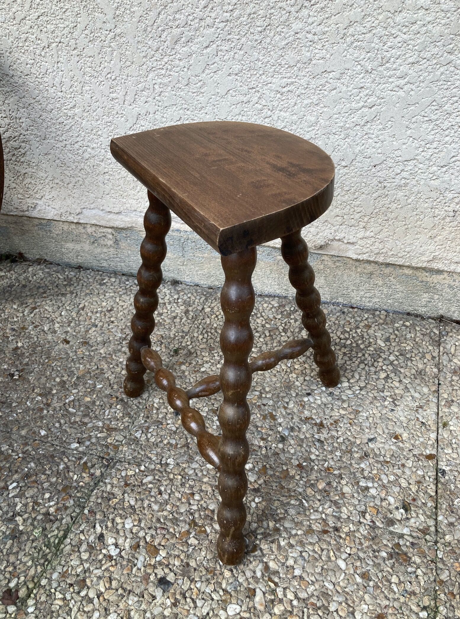 Half-moon pearl tripod stool