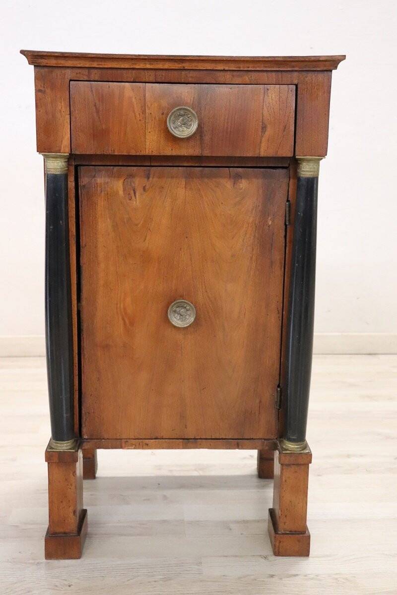 Antique nightstand in walnut, Italy early 19th century