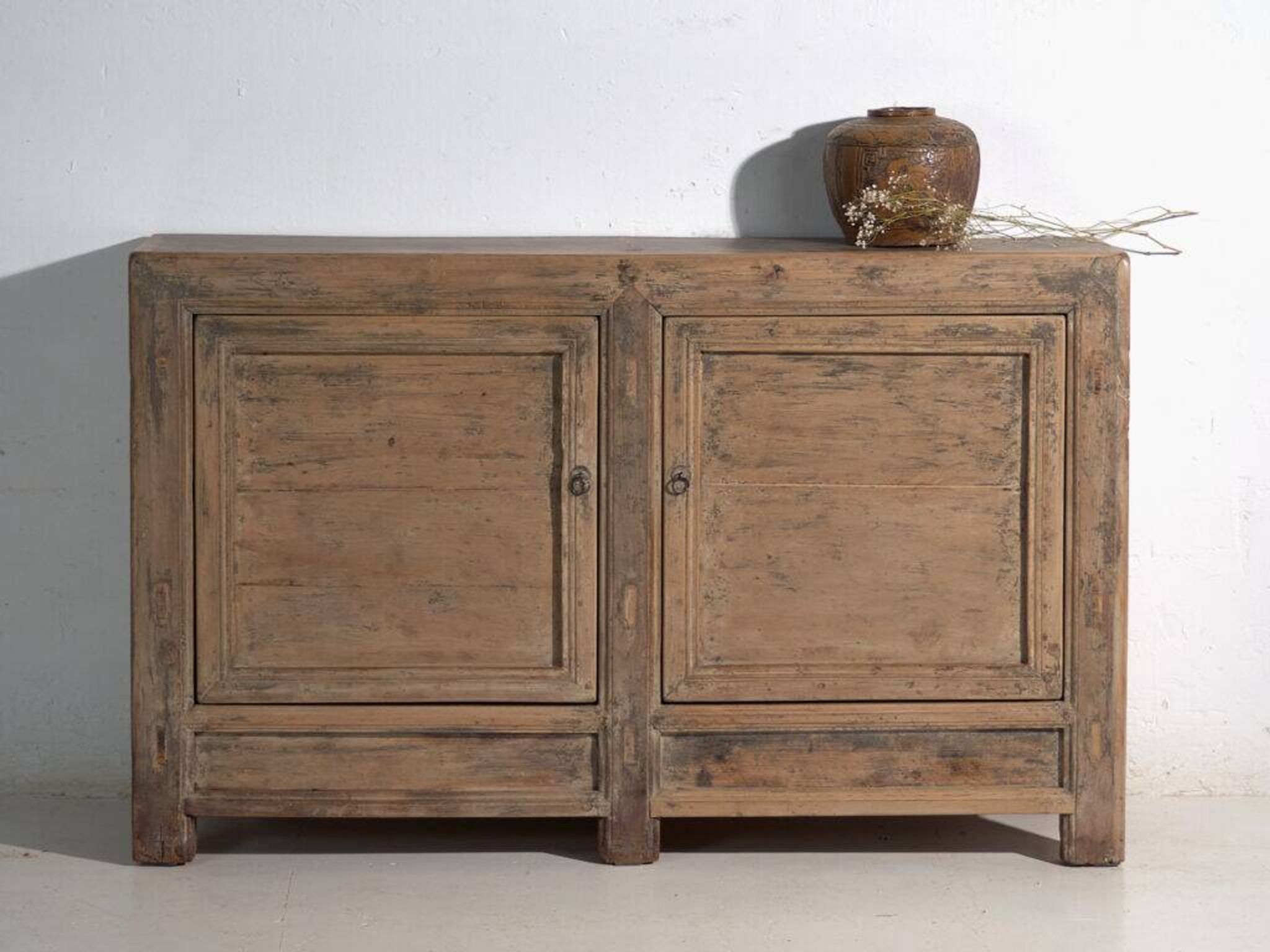 Buffet ancien en bois de pin – Chine, vers 1930