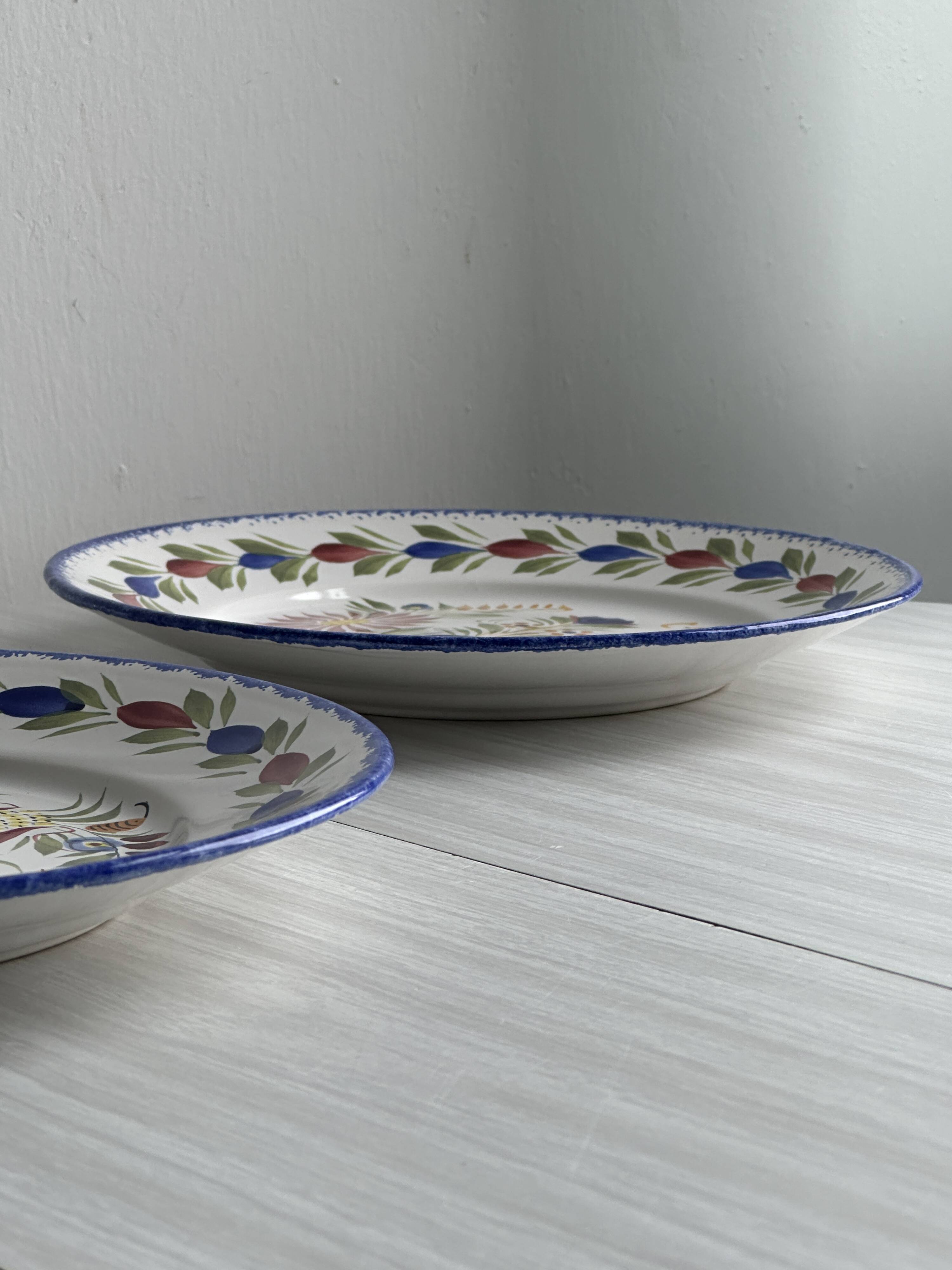 2 decorative plates in Quimper earthenware, signed HB Henriot.