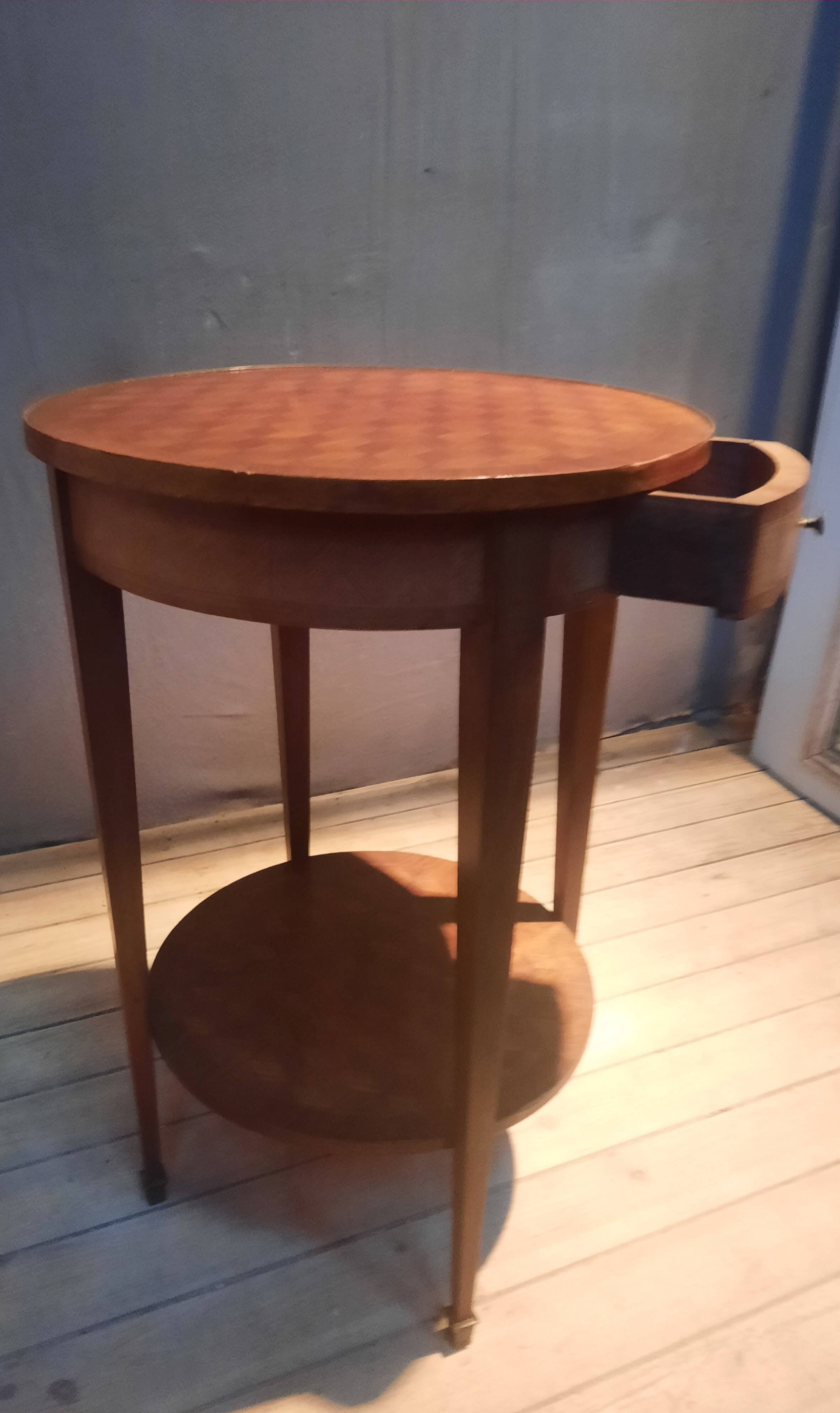 Round marquetry pedestal table with 2 shelves