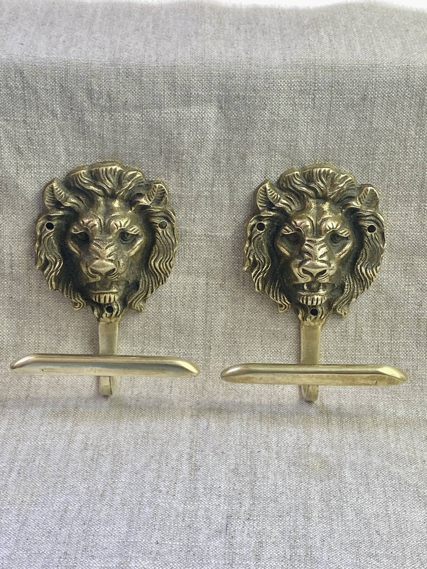 Lion head coat hooks in solid brass, Peerage England