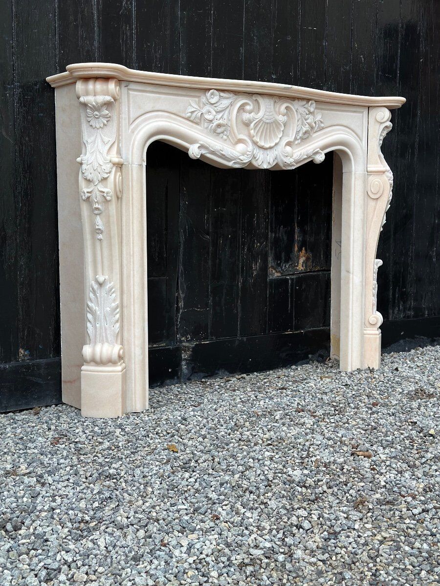 Cheminée de style Louis XV en marbre rose vers 1980