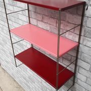 Etagère string  montants doré plateaux rouge bordeau et rose 58x49x19