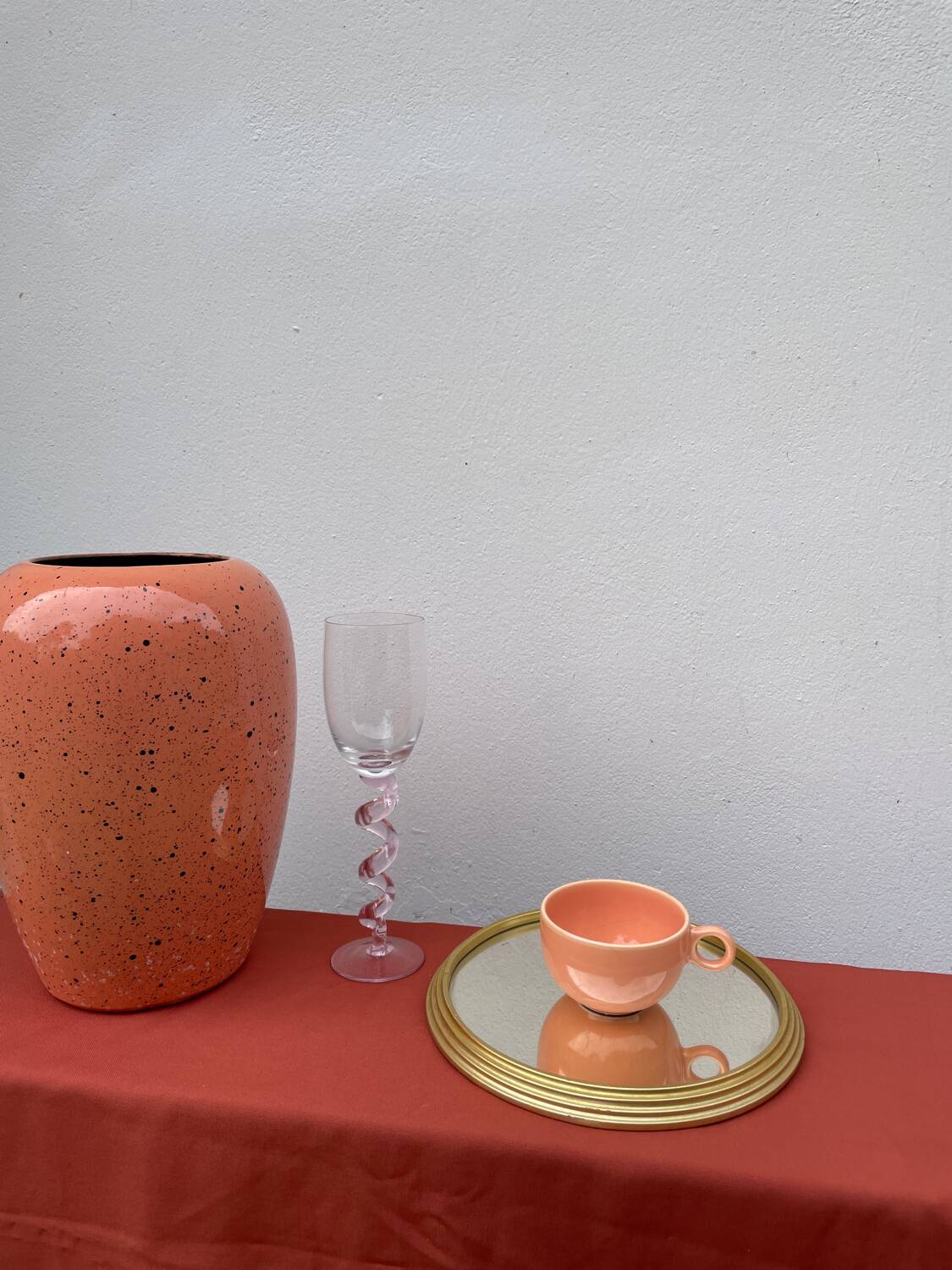 Round mirror in gold metal