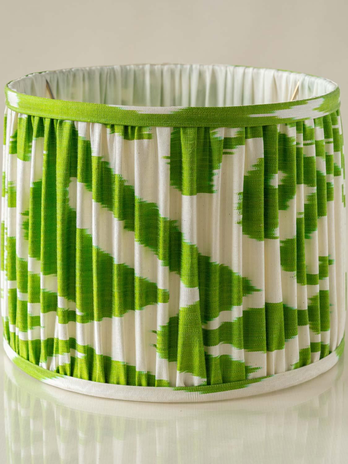 Lampe de table en céramique bleu et blanc de Delft peinte à la main avec abat-jour en soie Ikat