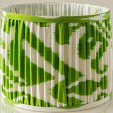 Lampe de table en céramique bleu et blanc de Delft peinte à la main avec abat-jour en soie Ikat