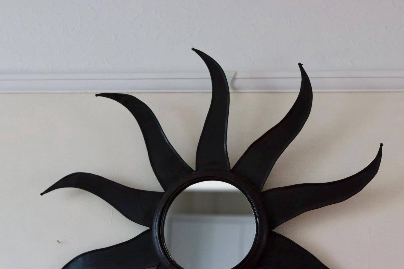 Miroir mural vintage en métal à motif soleil éclatant