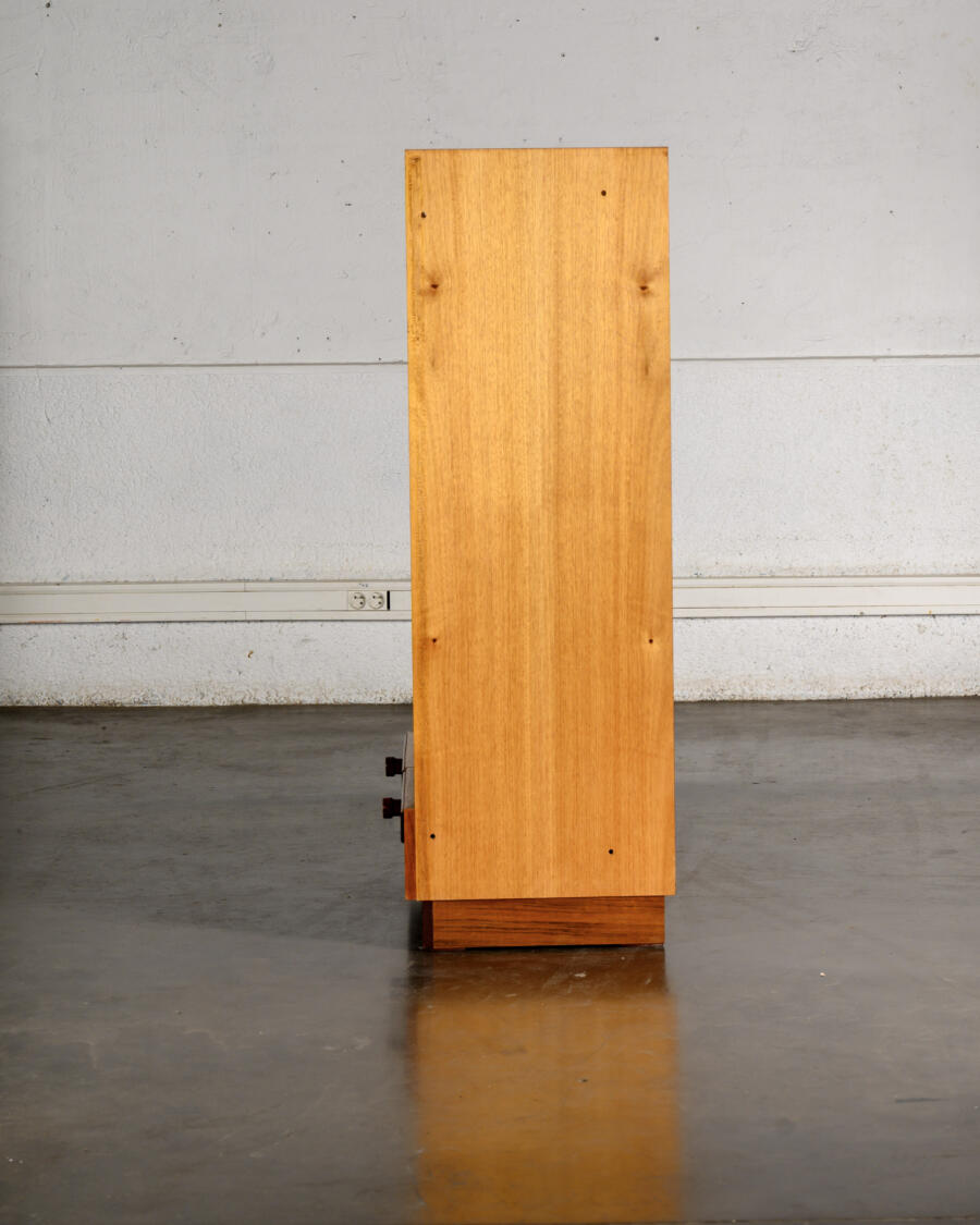 Storage furniture / bookshelf
