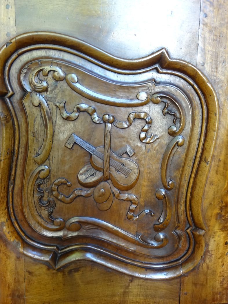 18th century Provencal sideboard in walnut, Louis XV period 140 x 100 cm