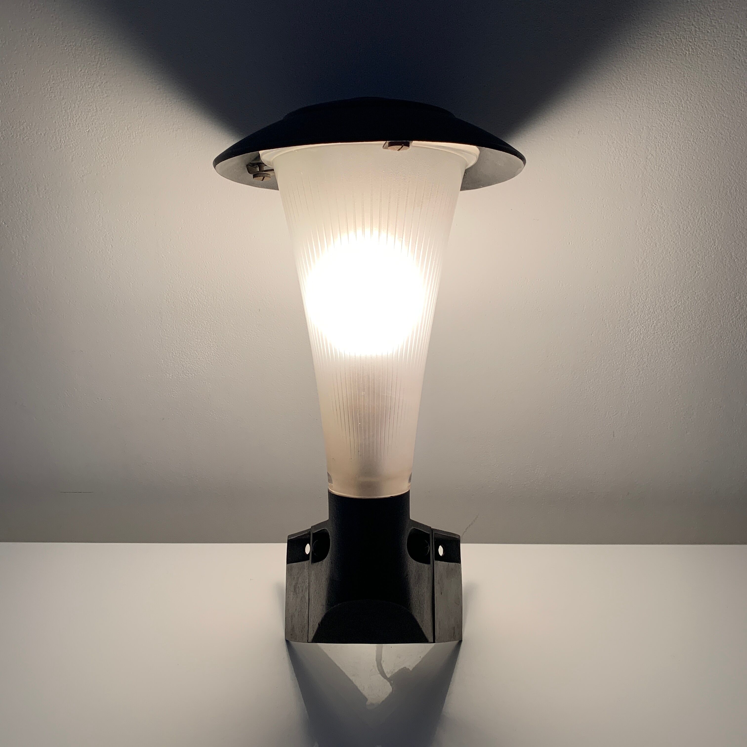 Corner wall lamp in graphite aluminum and Holophane frosted glass