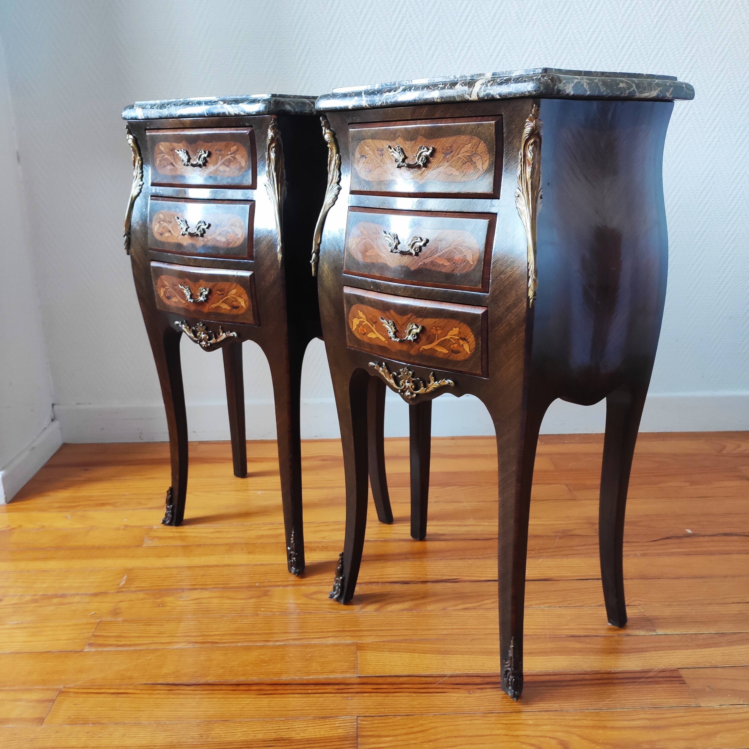 Paire de tables de chevet style Louis marbre noir