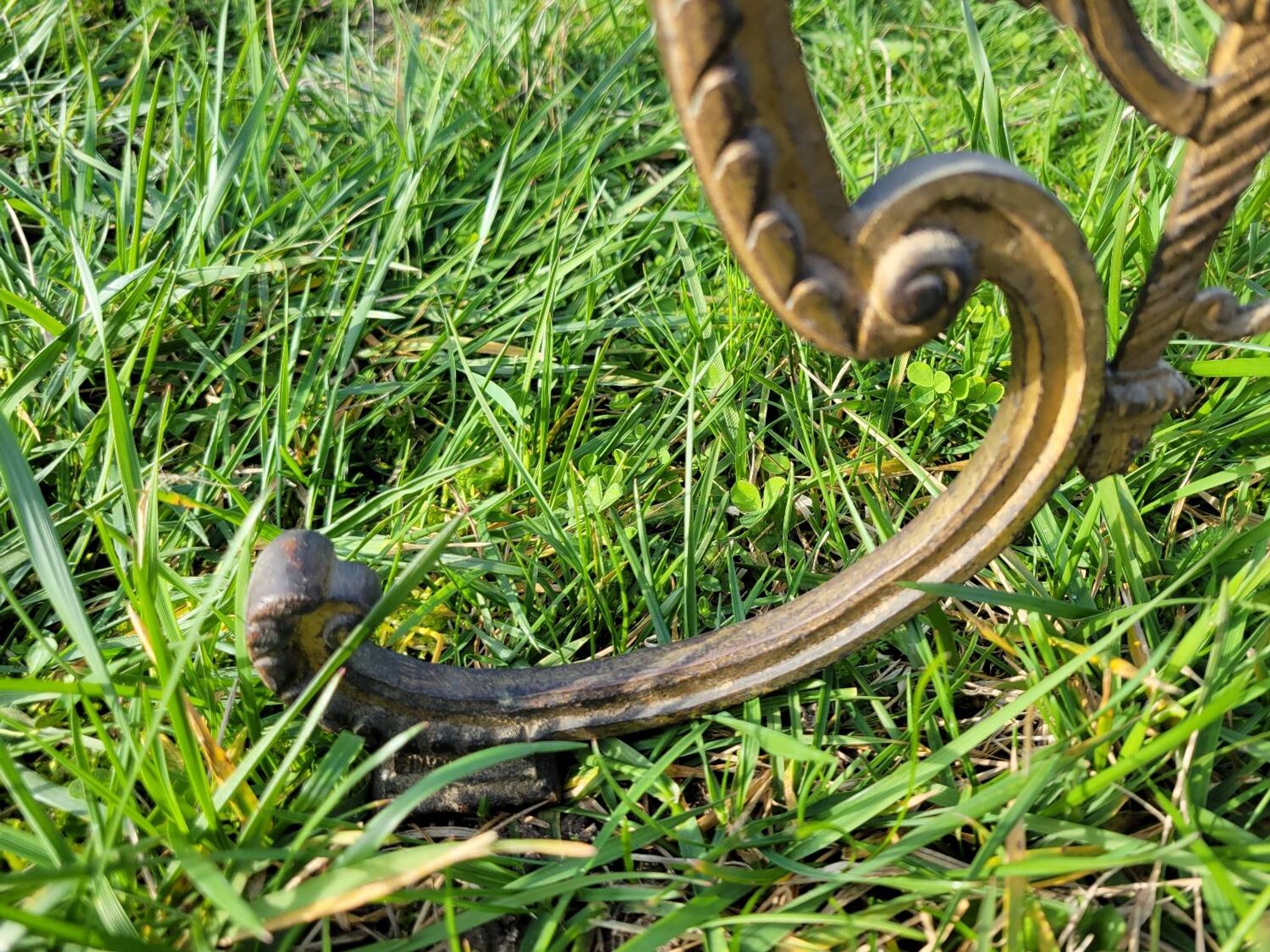 Table ronde en marbre et bronze doré