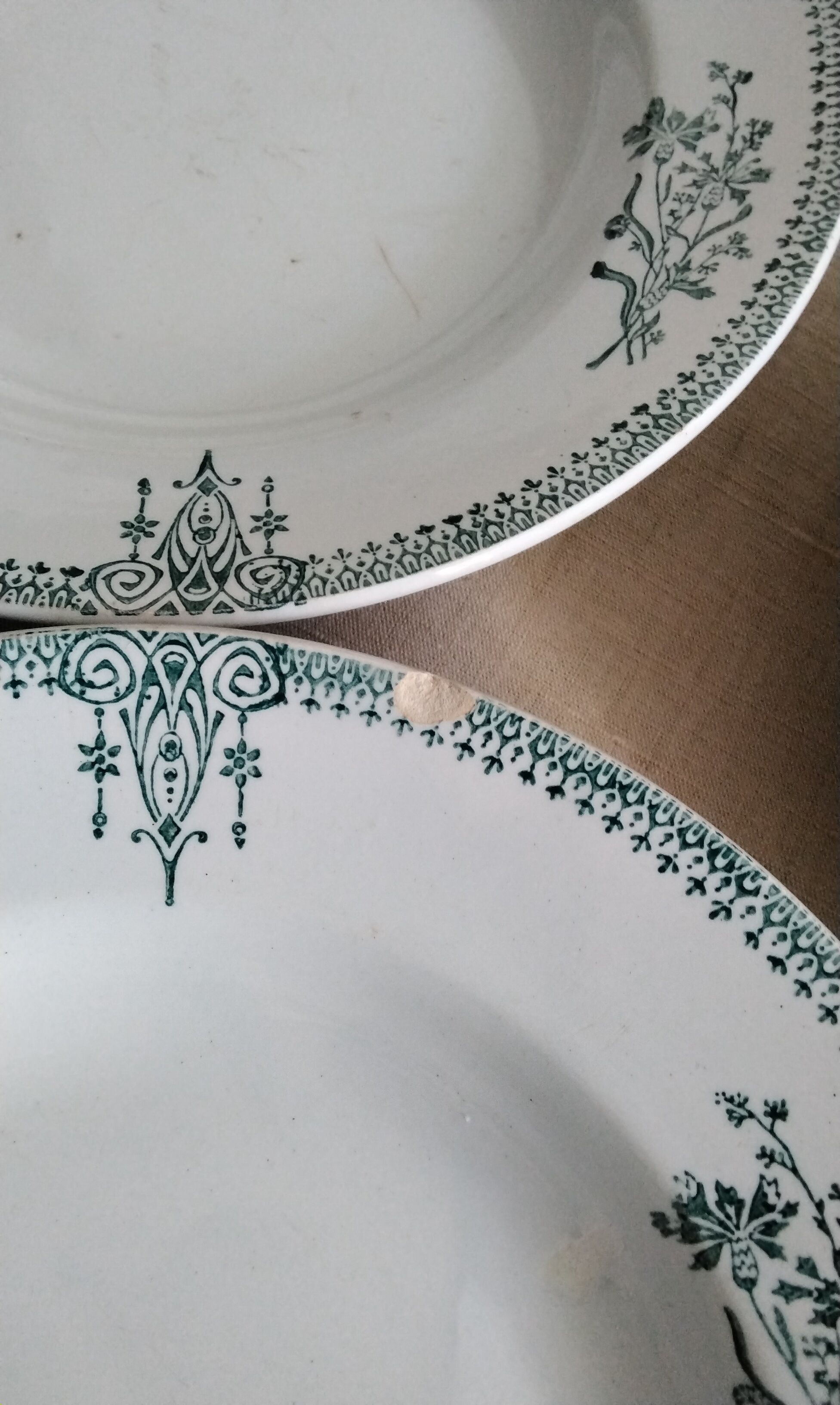 Set of 10 hollow plates