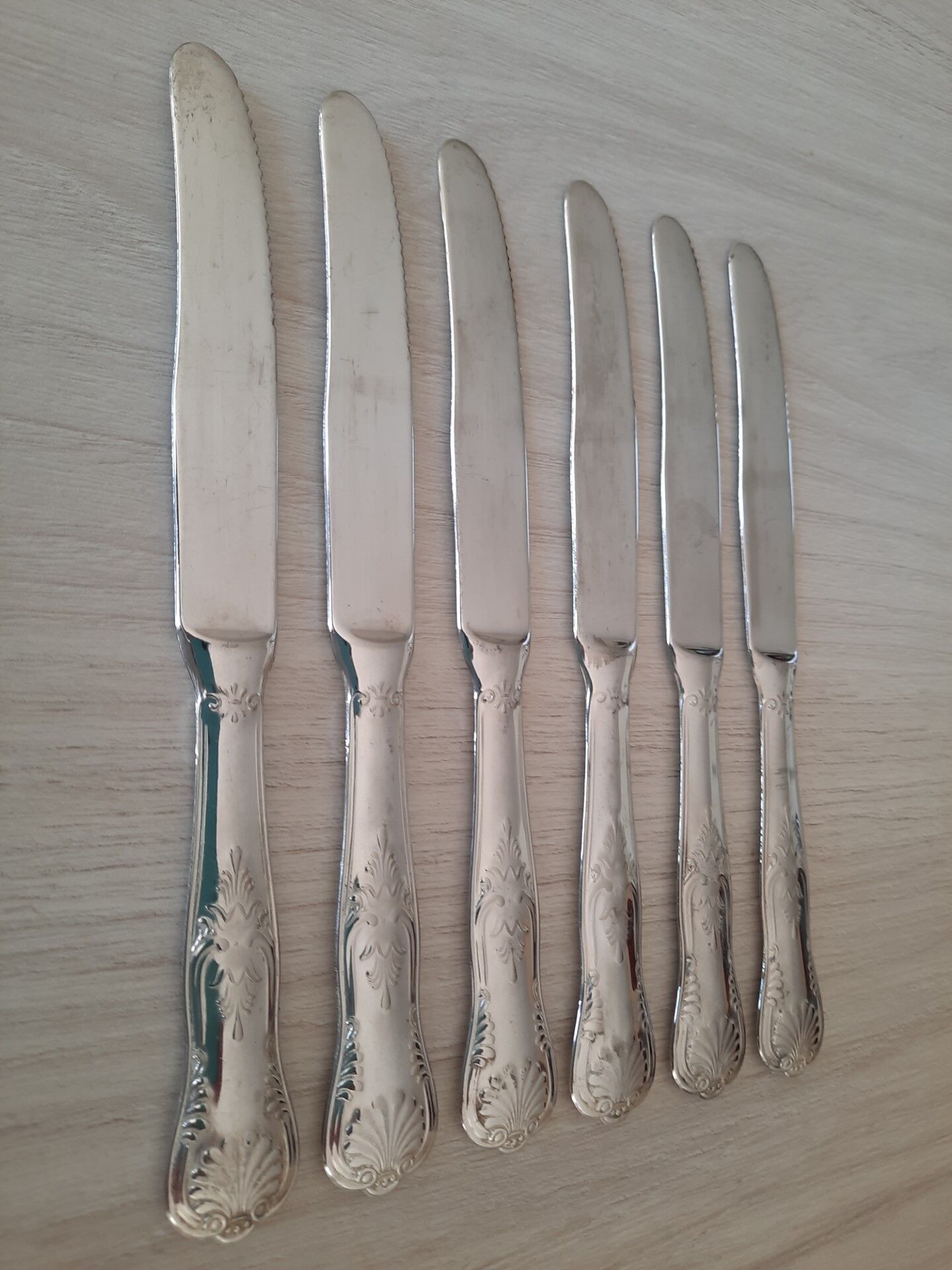 Set of 6 silver metal knives