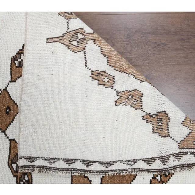 Tapis de couloir turc Oushak vintage fait main en laine et coton blanc