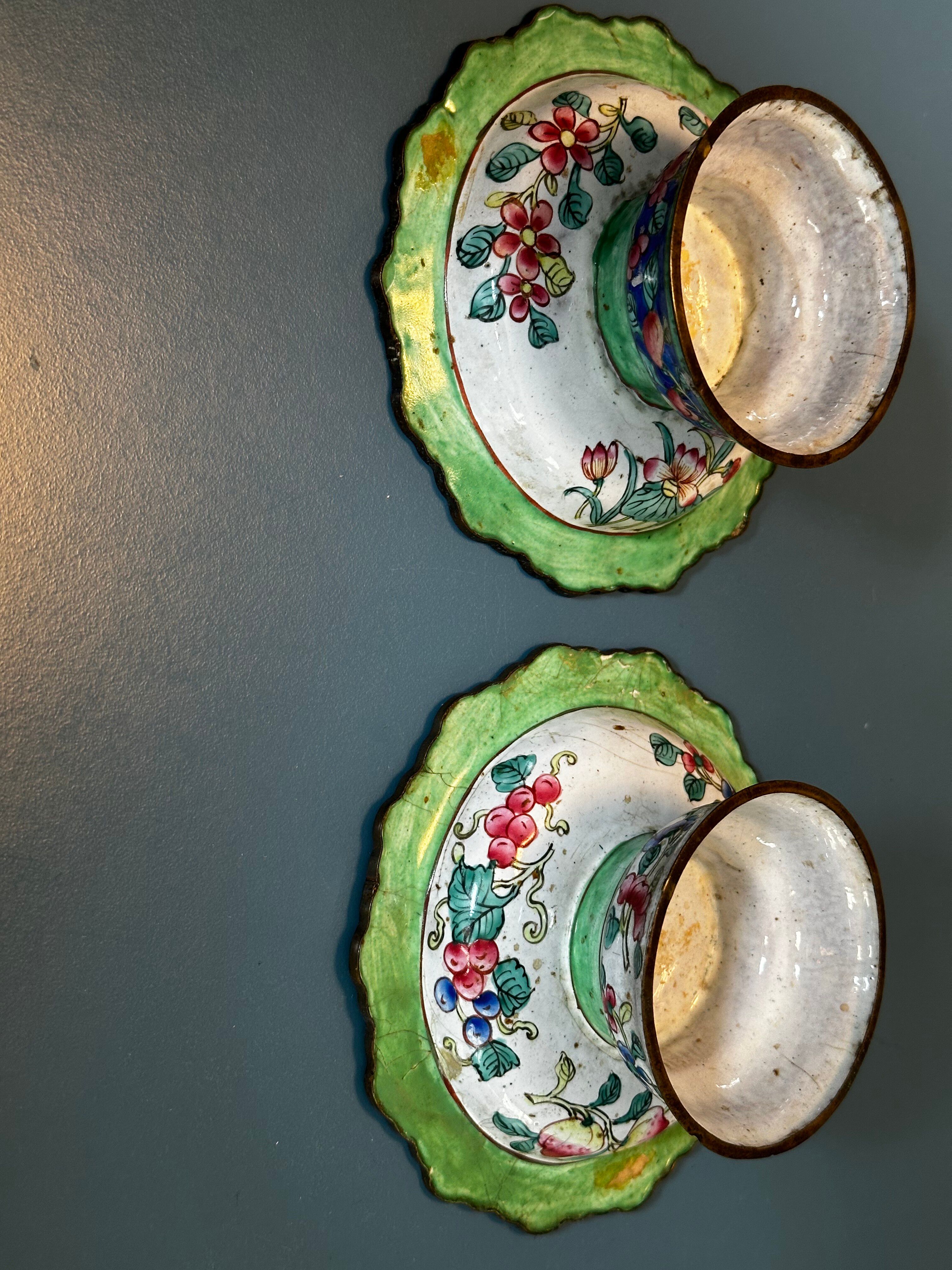 Pair of footed bowls in Canton enamel – China – floral decoration - F