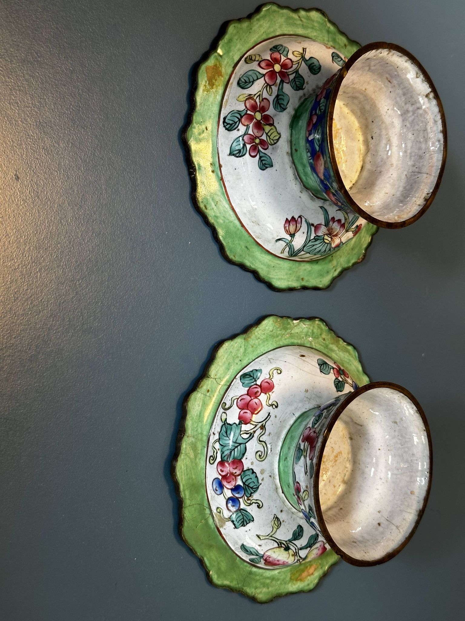 Pair of footed bowls in Canton enamel – China – floral decoration – F