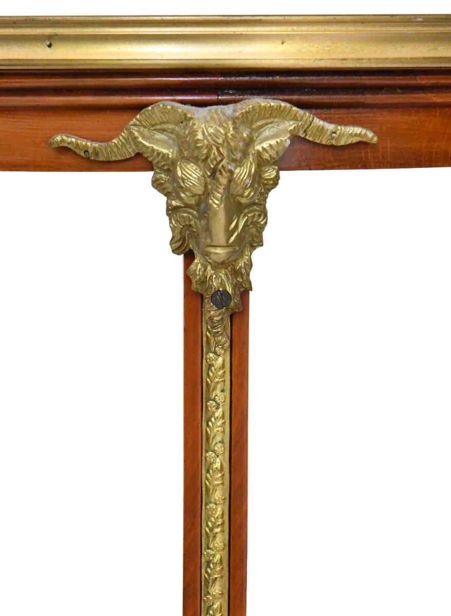 Guéridon à décor de têtes de béliers