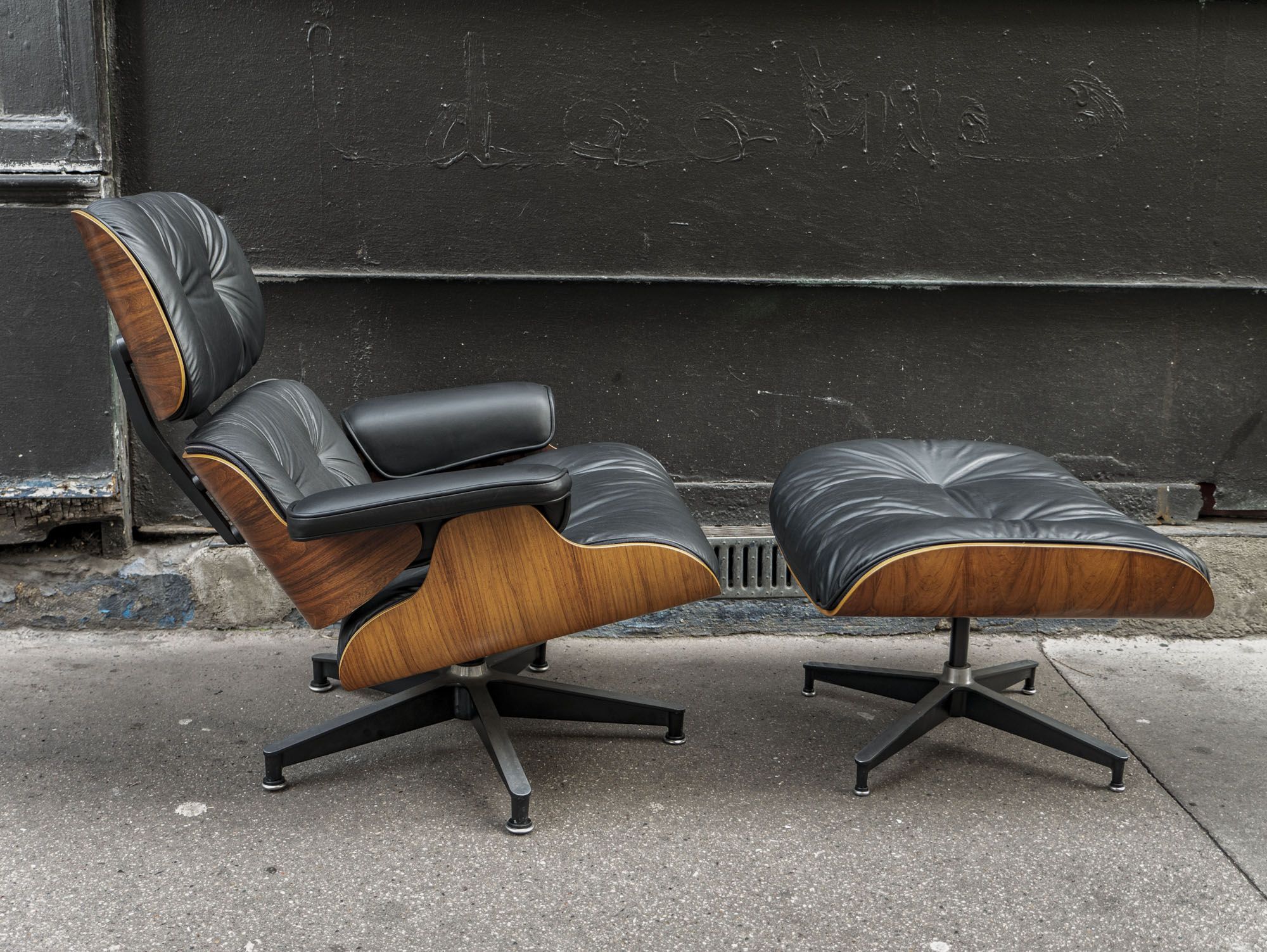 Armchair and ottoman by Charles et Ray Eames, Herman Miller edition, 1970
