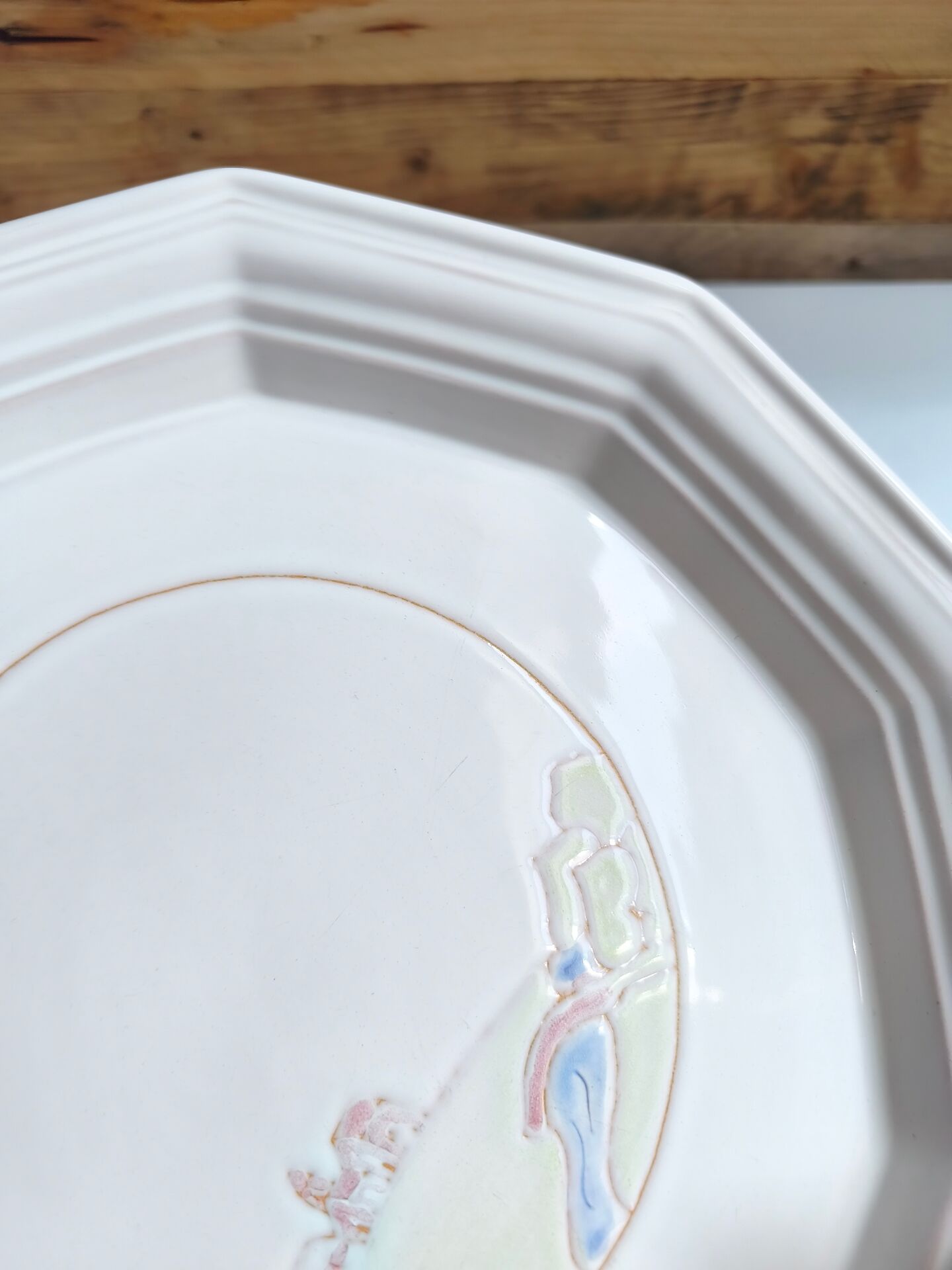 Round vintage Niderviller plate with a country decor.