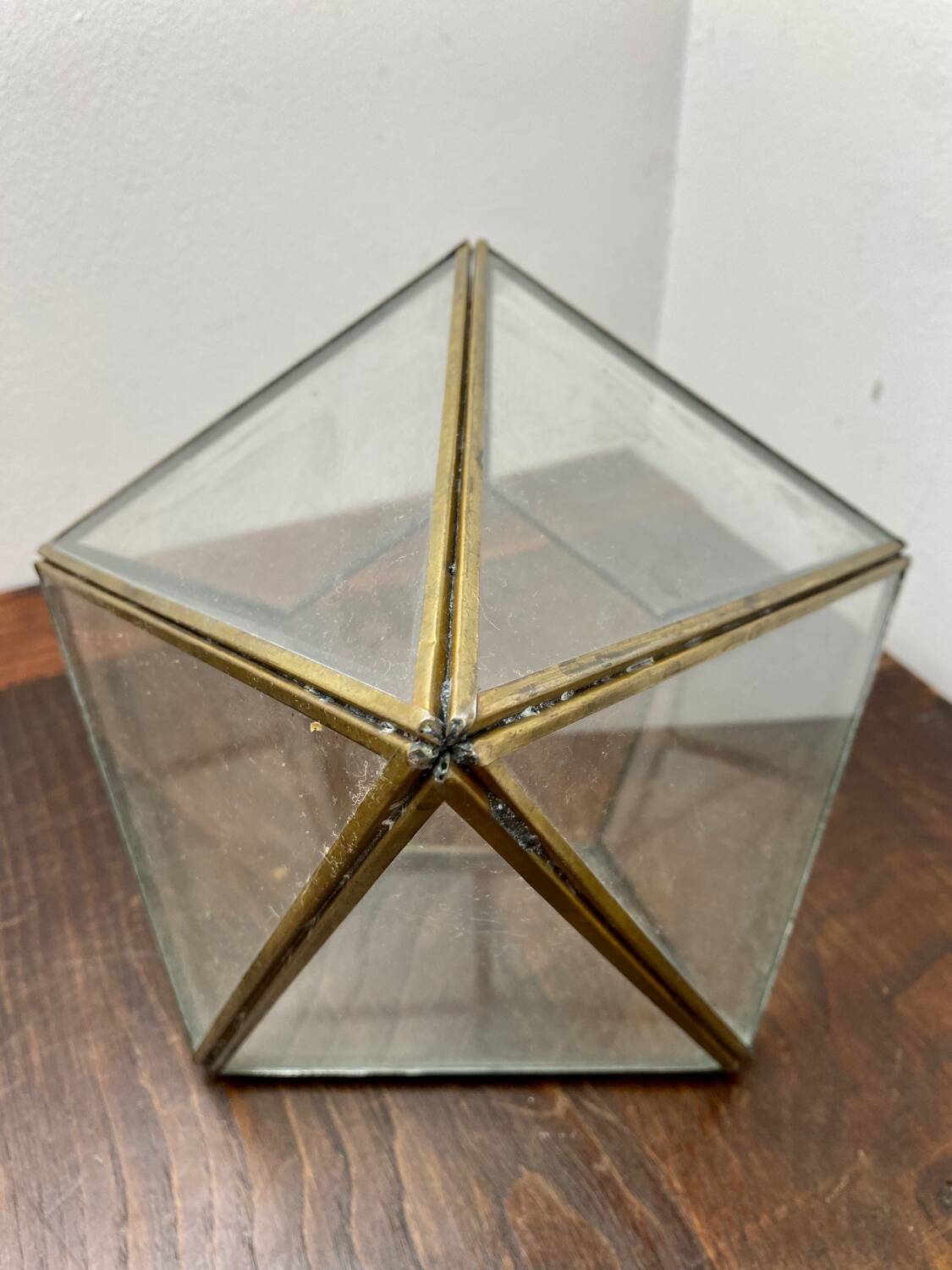 Vitrine pyramidale en laiton