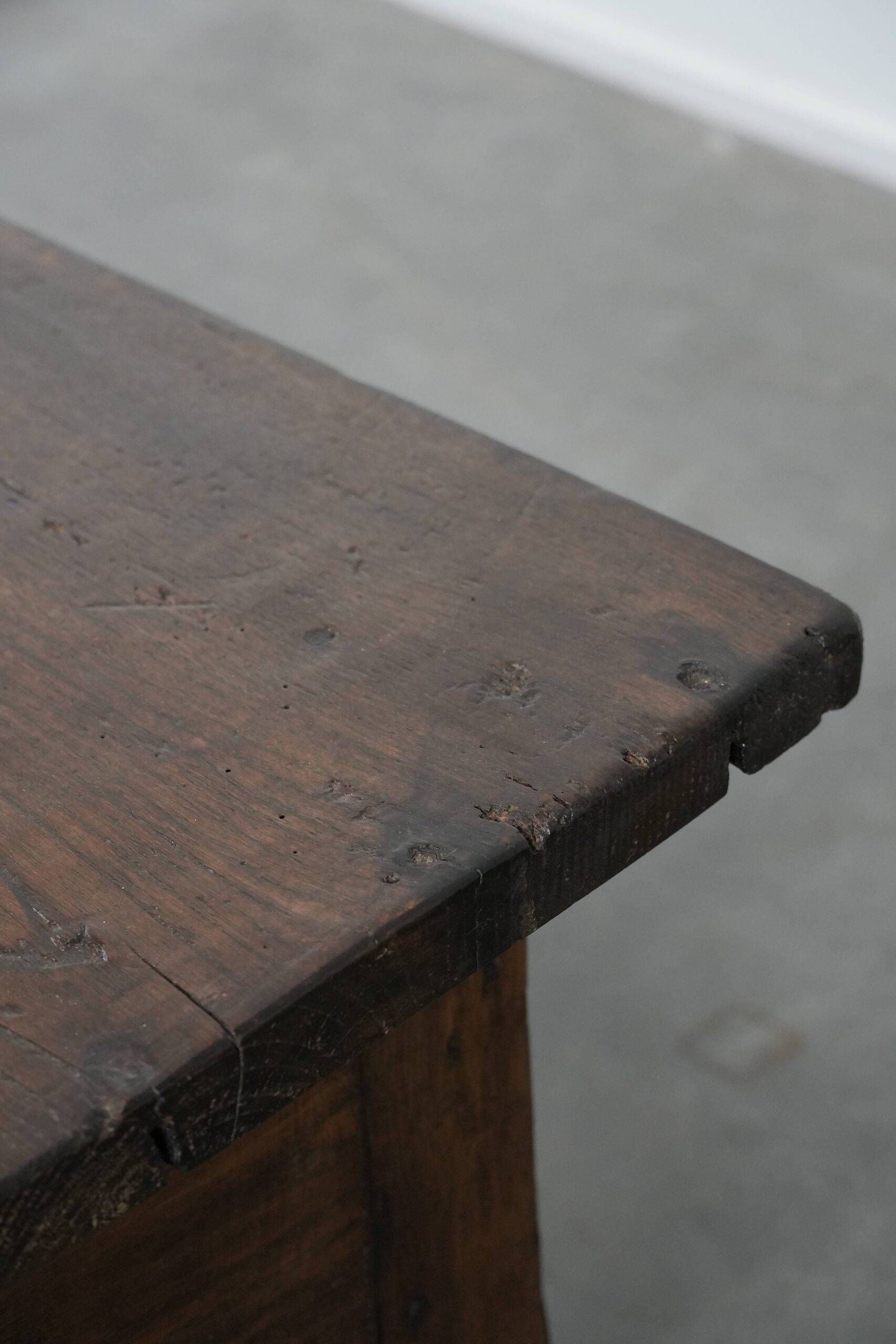 Antique 18th-century Southern European coffee table made of chestnut wood