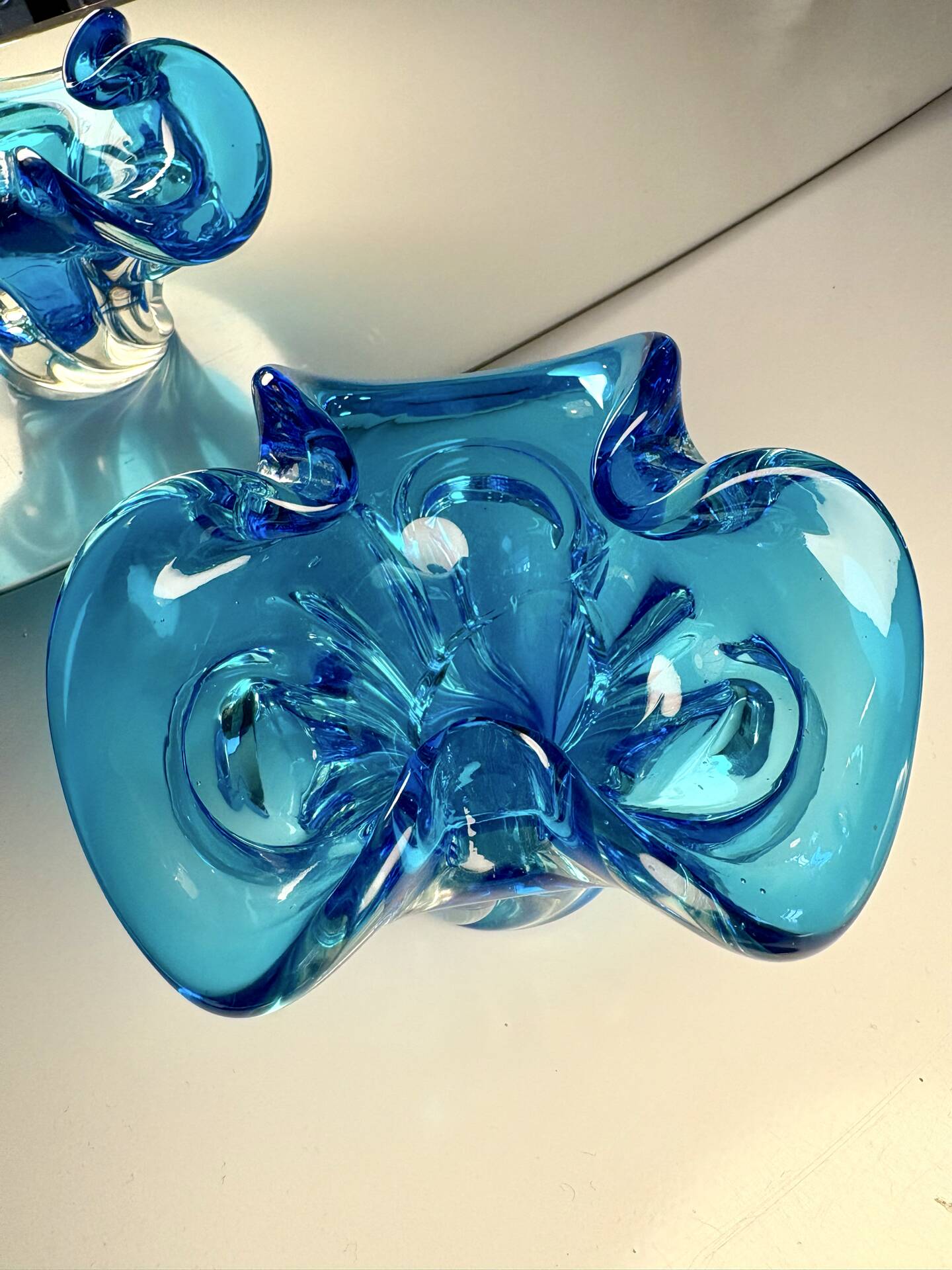 Cendrier sculptural en verre soufflé bleu 1960-1970