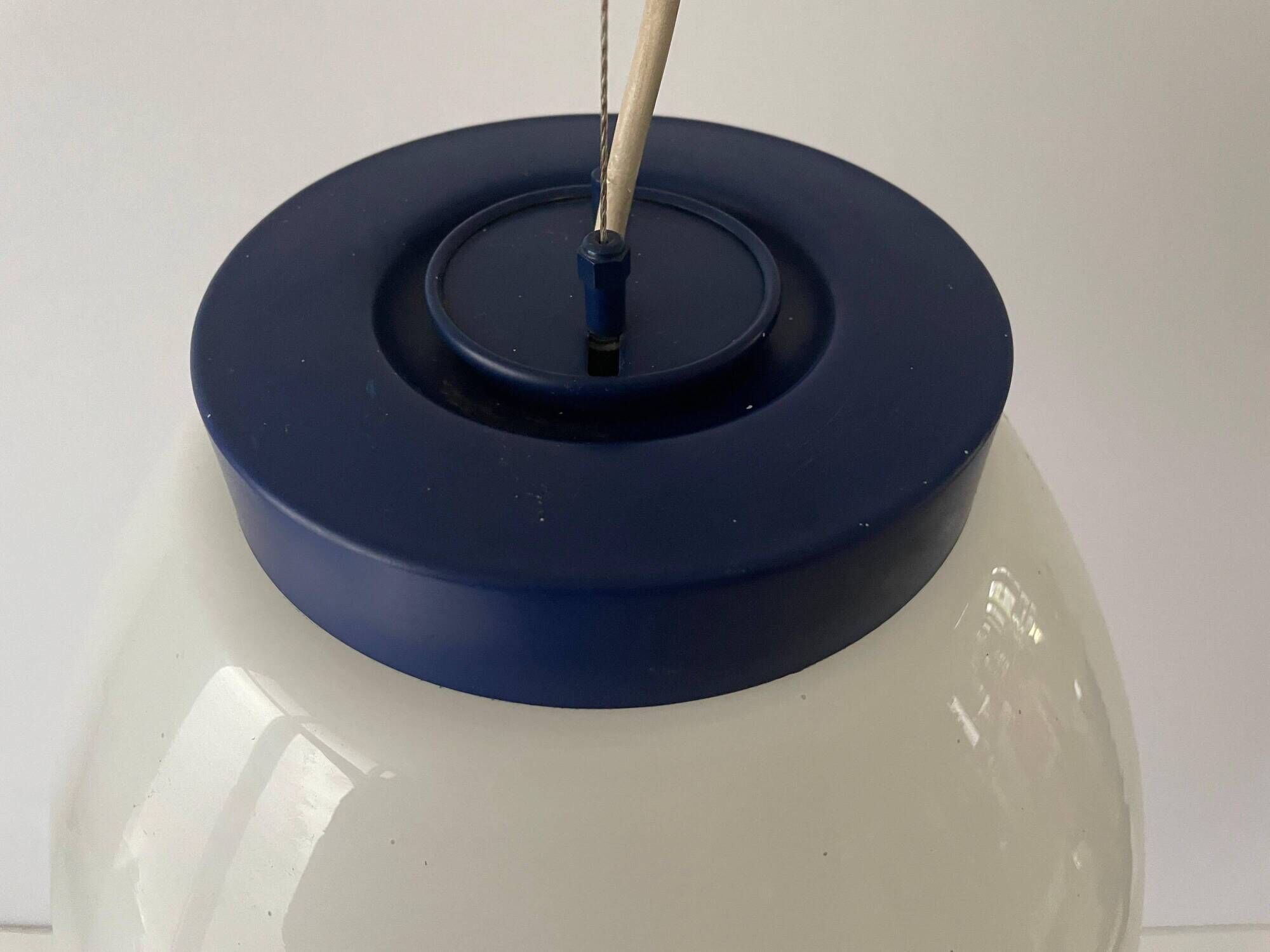 Suspension du milieu du siècle en verre blanc avec dessus bleu foncé, années 1960, Italie