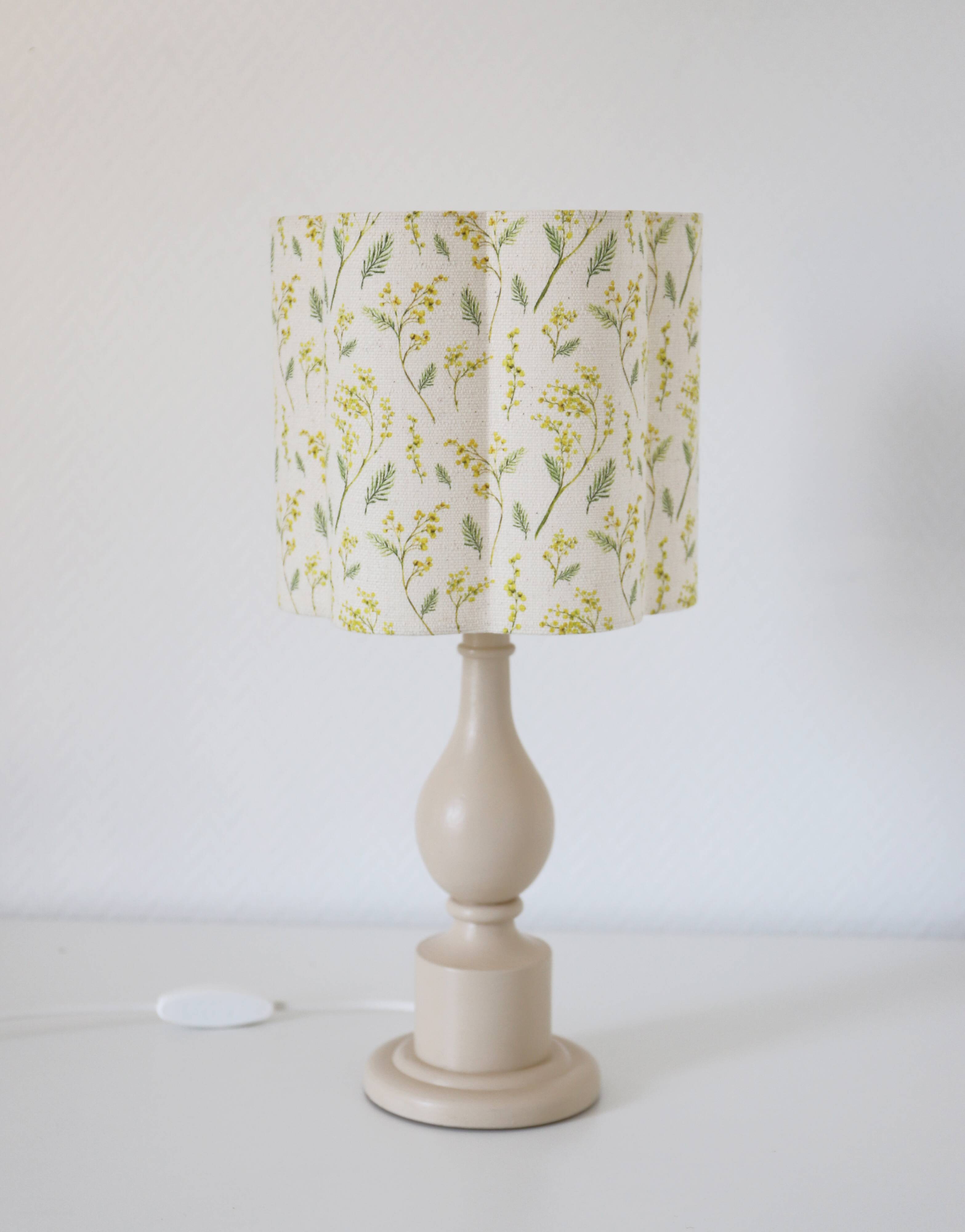 Vintage table lamp, turned wooden base and "mimosa" printed lampshade