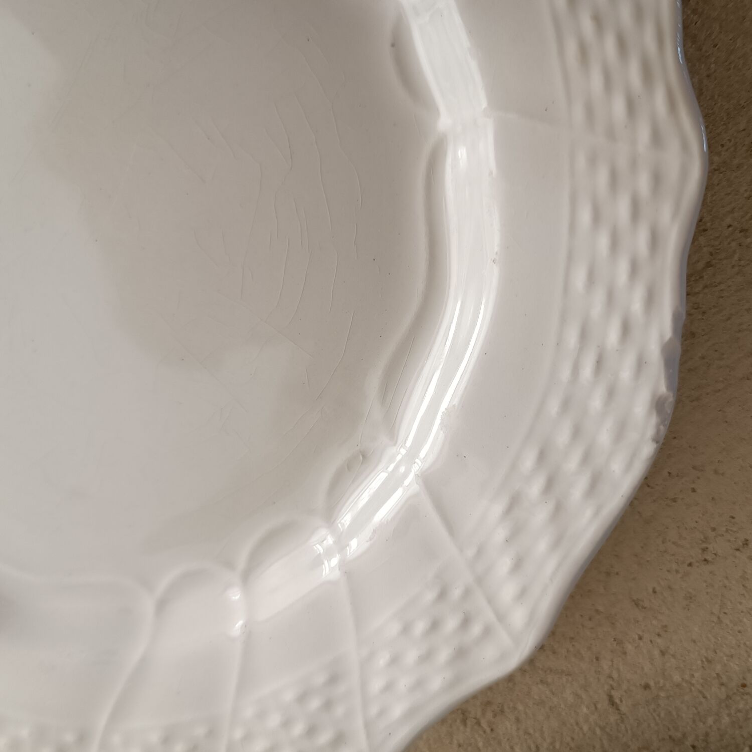 3 plates on board scalloped Moulin des loups