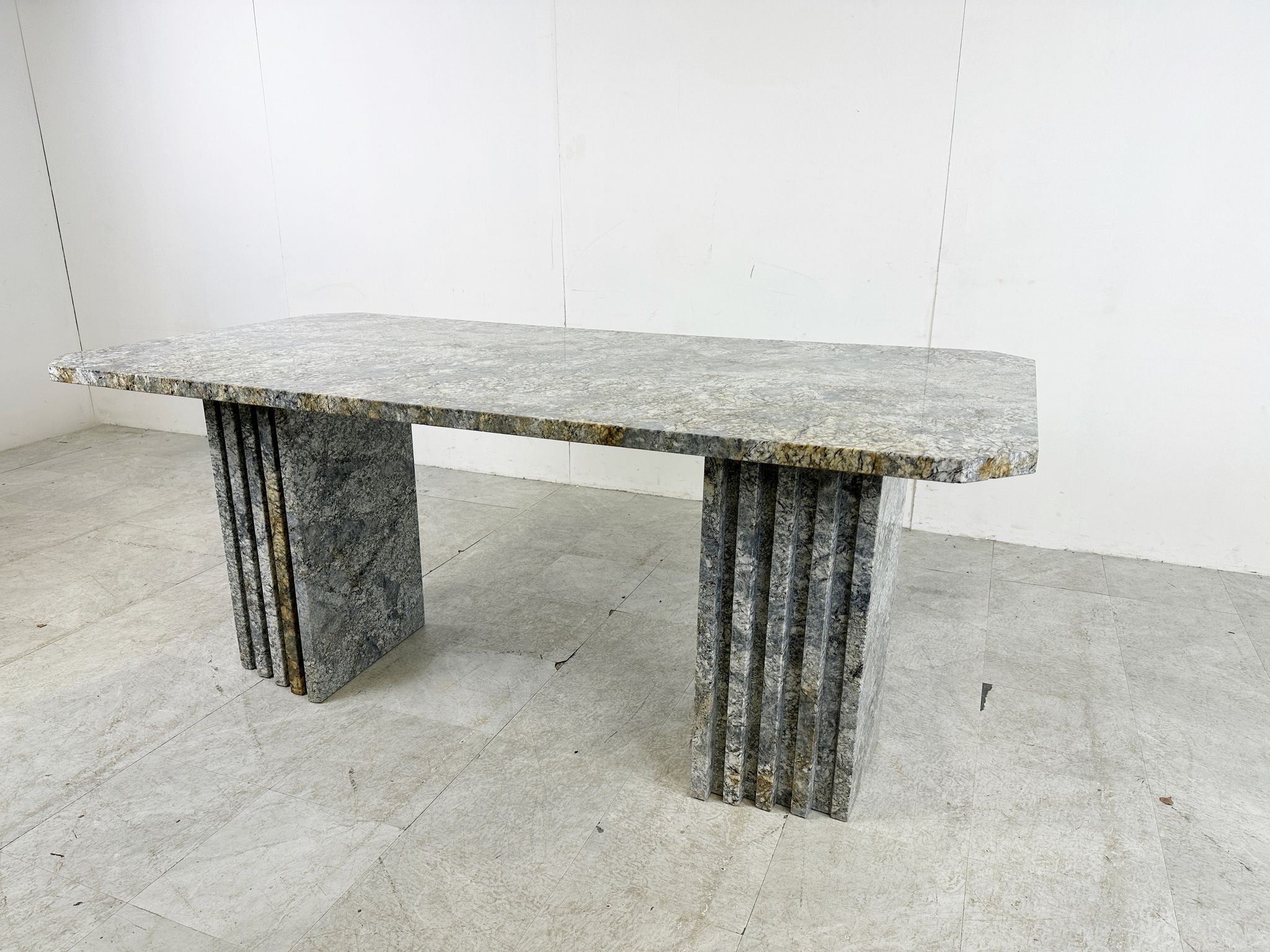 Table à manger vintage en granit, années 1970