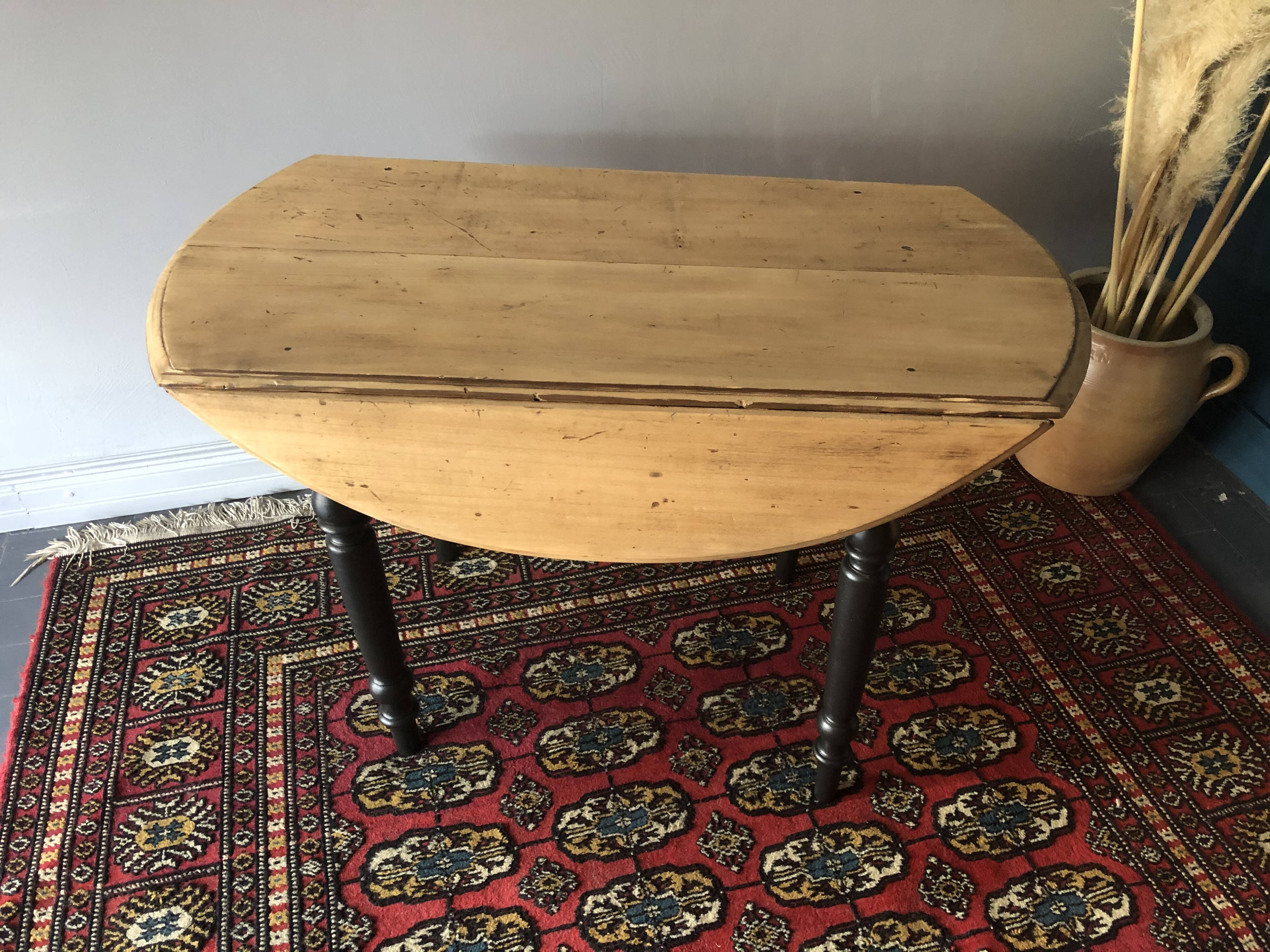 Round table with flaps, early 20th century