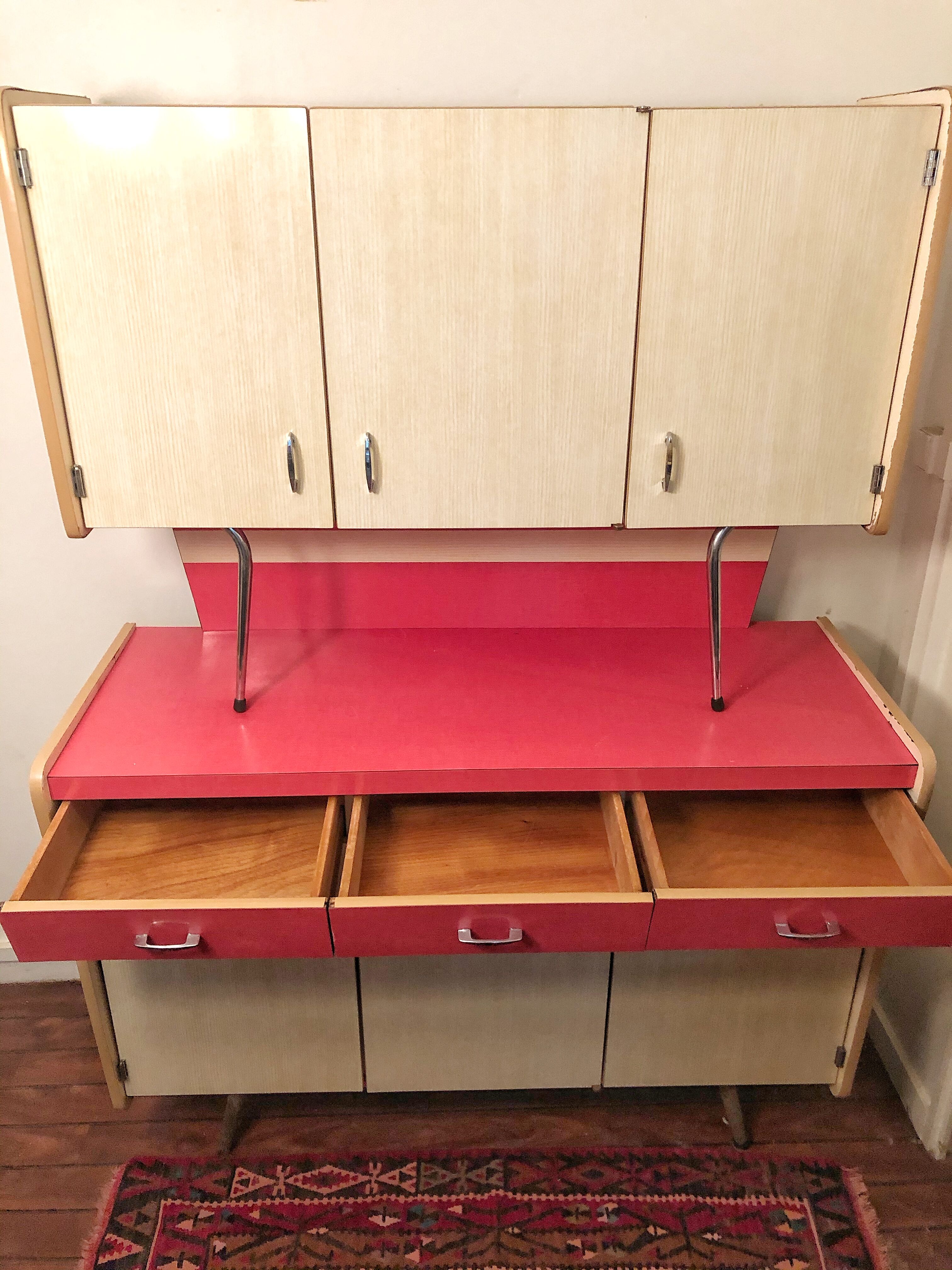 Kitchen furniture in formica